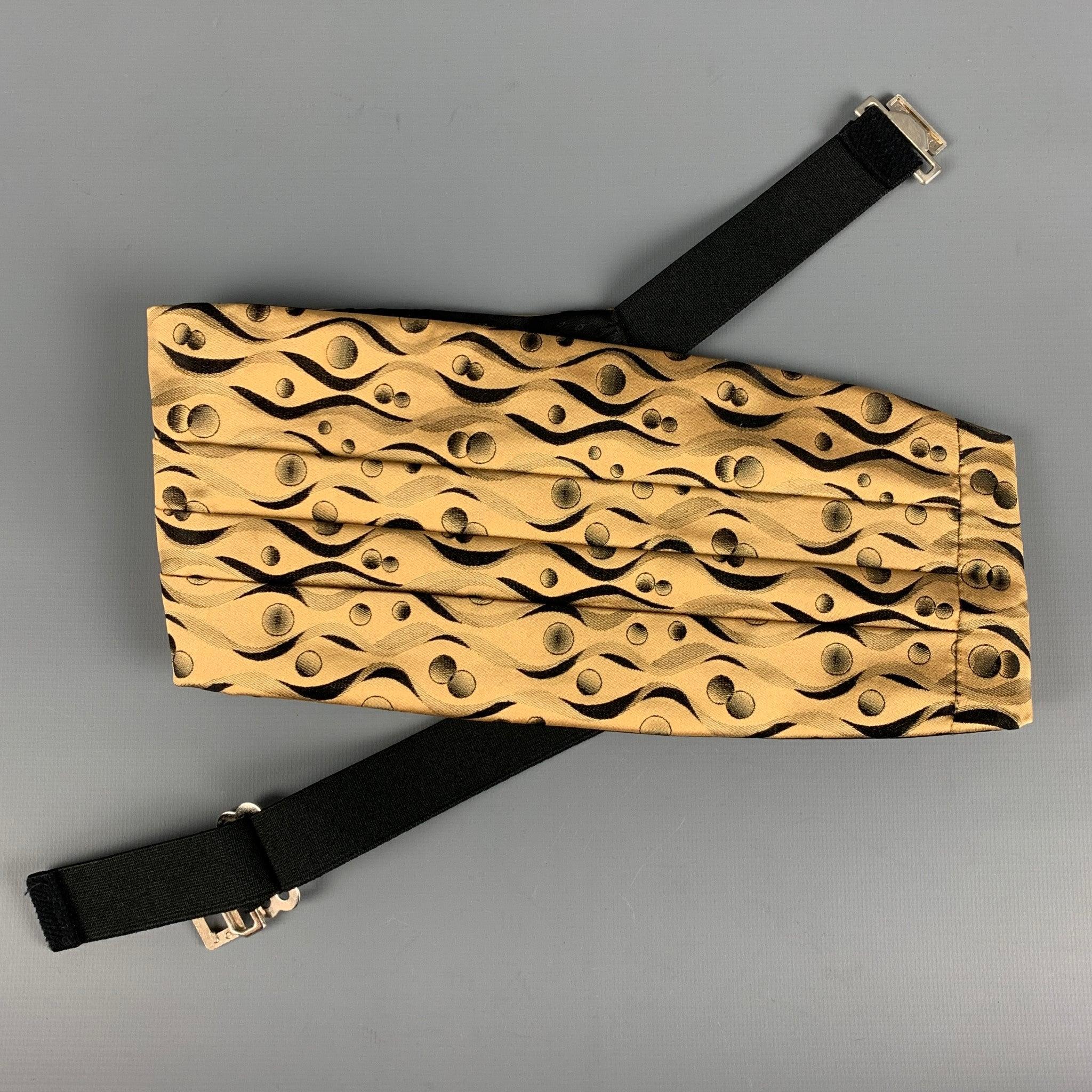 NEIMAN MARCUS
cummerbund in a yellow and black silk featuring an abstract jacquard pattern, and matching pre-tied bow tie. Comes with box.Very Good Pre-Owned Condition. Minor signs of wear. 

Measurements: 
  - Cummerbund:Width: 5 inches Length: 35