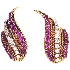 Neiman Marcus Boucles d'oreilles en or jaune, rubis et diamants