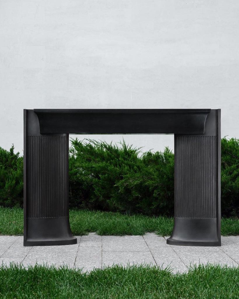Européen Table console de luxe moderne Nekkar en bois revêtu de métal torsadé Art Déco en vente