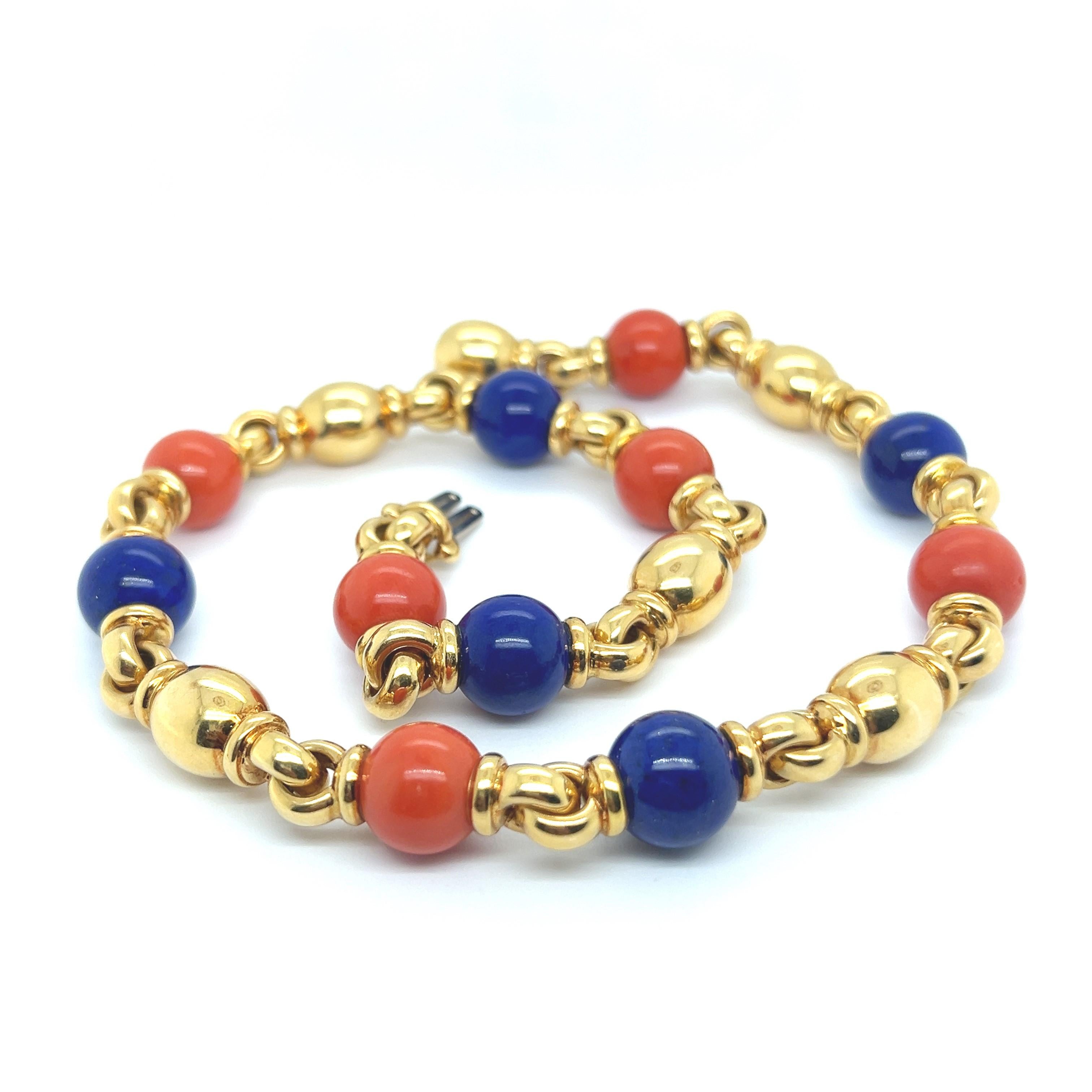 Diese atemberaubende Halskette von Peclard, einem renommierten Züricher Juwelier, der für sein außergewöhnliches Design bekannt ist, ist ein Fest der Farben und des Luxus.

Er ist aus 18 Karat Gelbgold gefertigt und besteht aus fünf