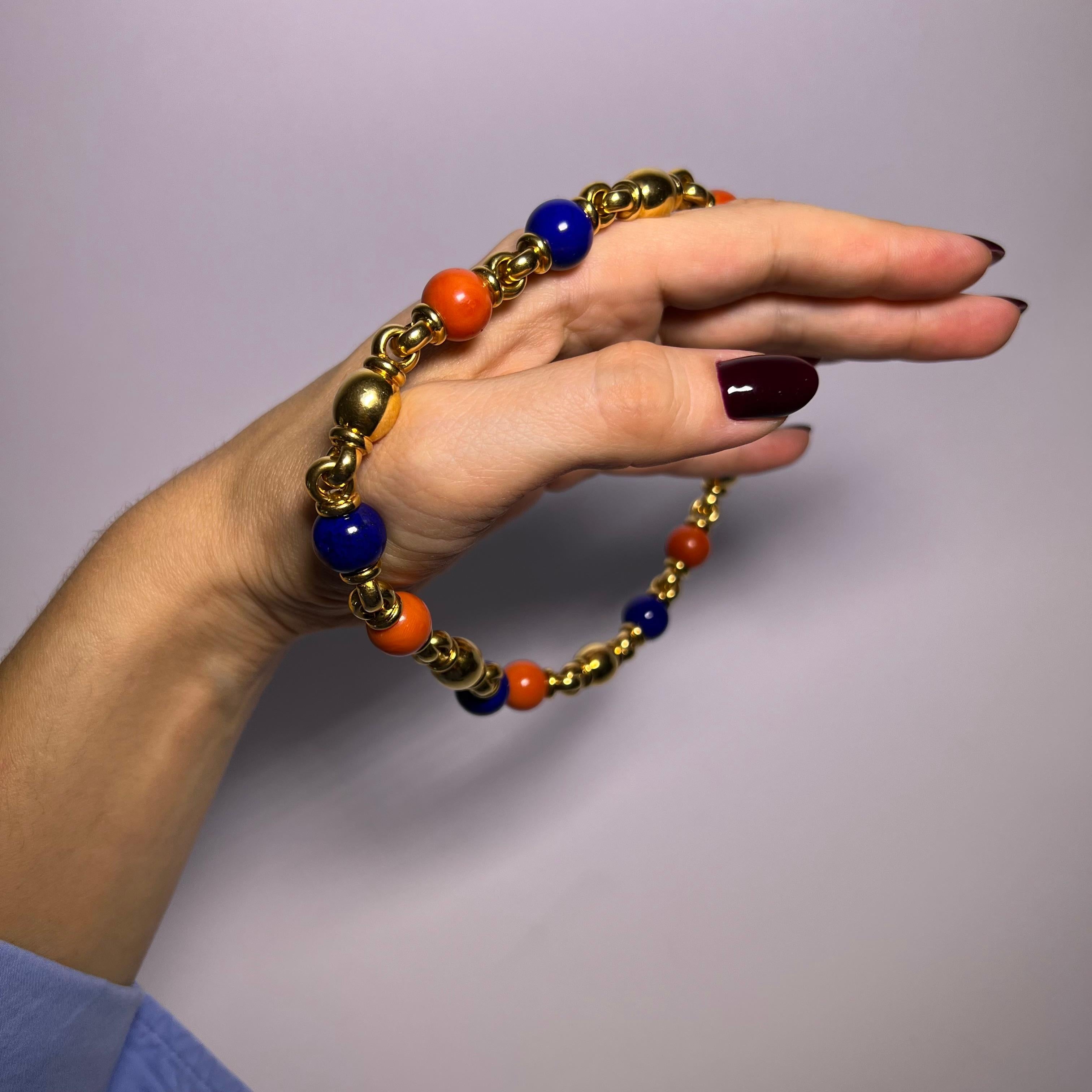 Halskette aus 18 Karat Gelbgold mit Lapislazuli und Koralle von Peclard im Zustand „Hervorragend“ im Angebot in Lucerne, CH