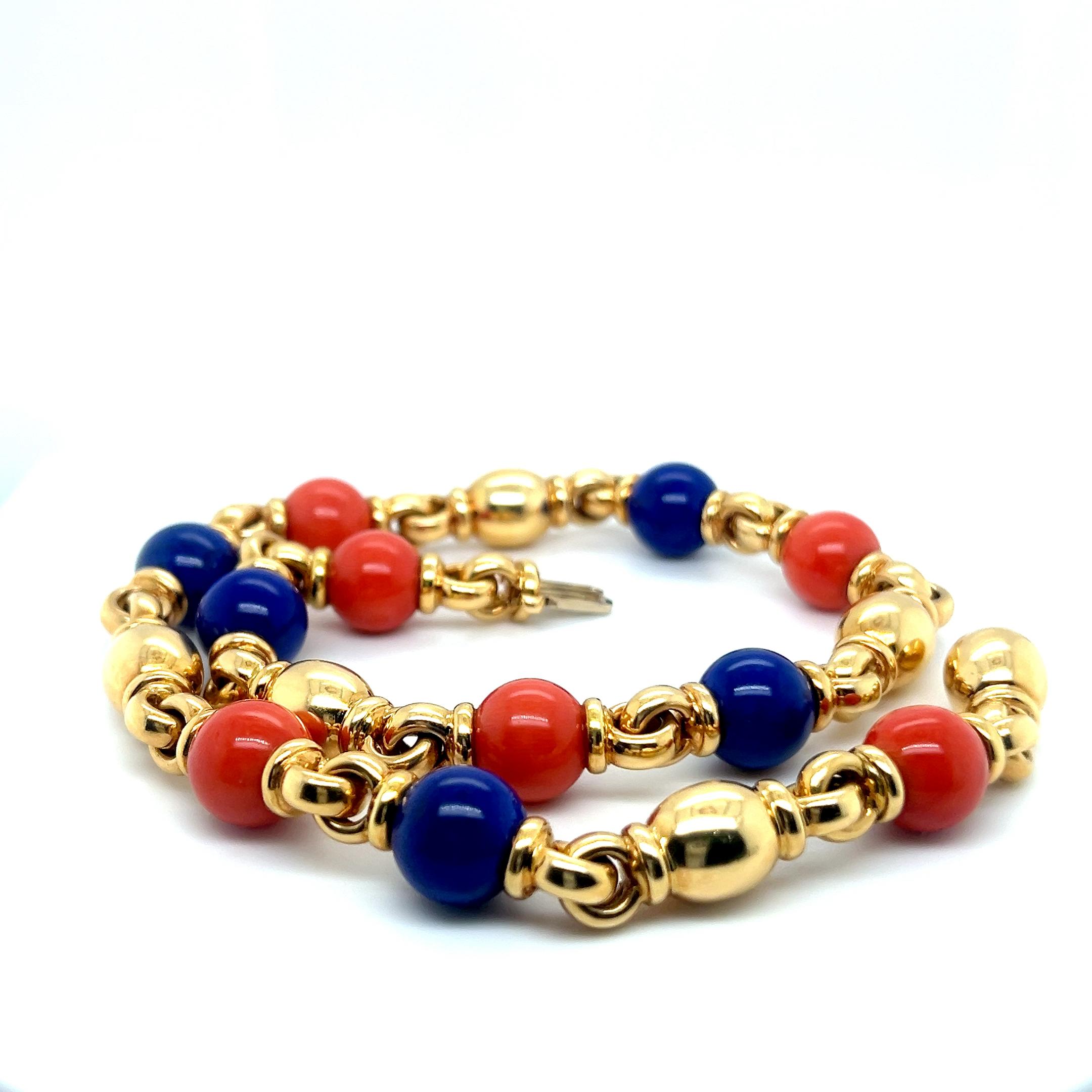 Halskette aus 18 Karat Gelbgold mit Lapislazuli und Koralle von Peclard im Angebot 3