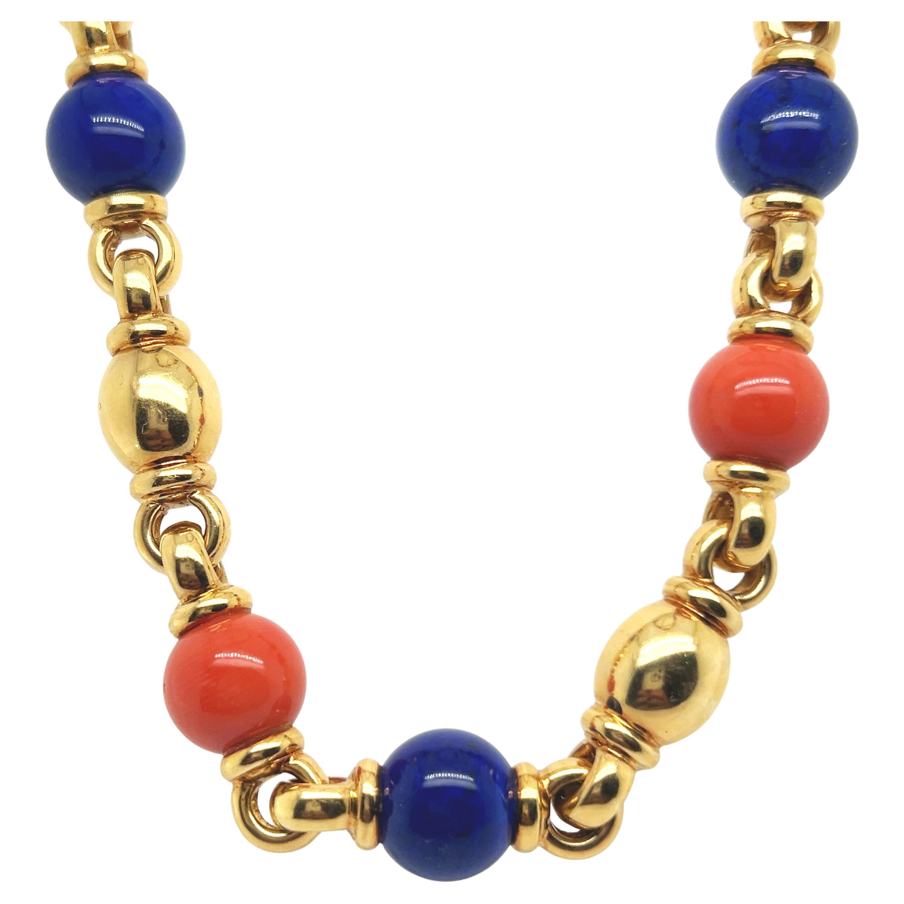 Halskette aus 18 Karat Gelbgold mit Lapislazuli und Koralle von Peclard im Angebot
