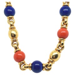 Neklace avec Lapis Lazuli et Corail en or jaune 18 carats par Peclard