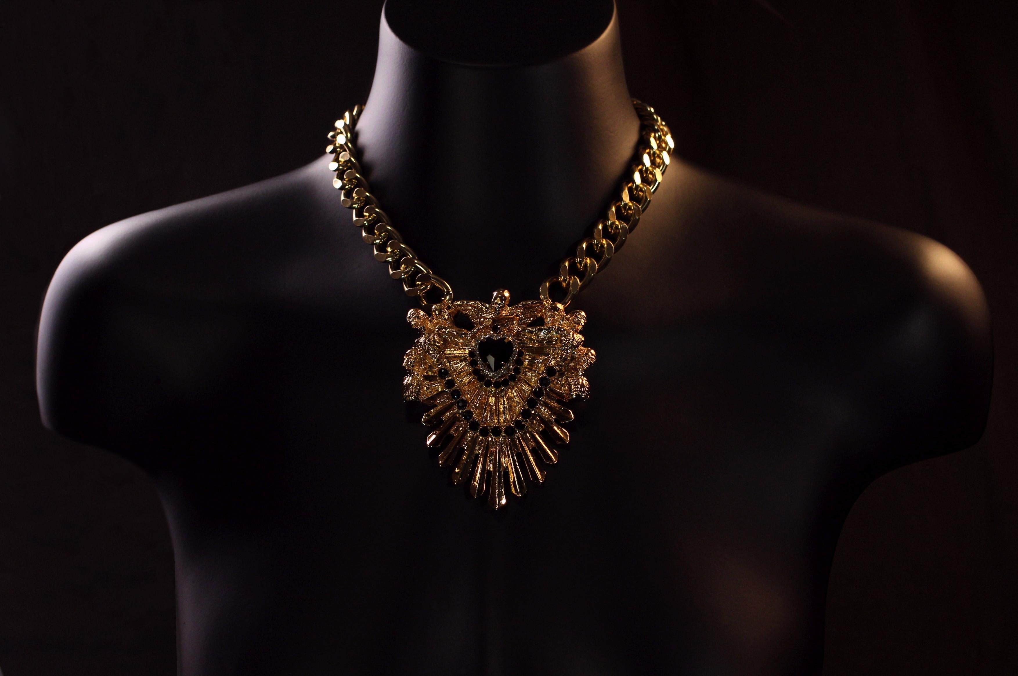 Collar Nekropolis de Angelis Blade

Detalles del producto
El collar amuleto corazón Nekropolis, de una belleza inquietante, se inspira en el oscuro encanto de las reliquias antiguas. Esta pieza capta lo etéreo, con rayos que se extienden desde un