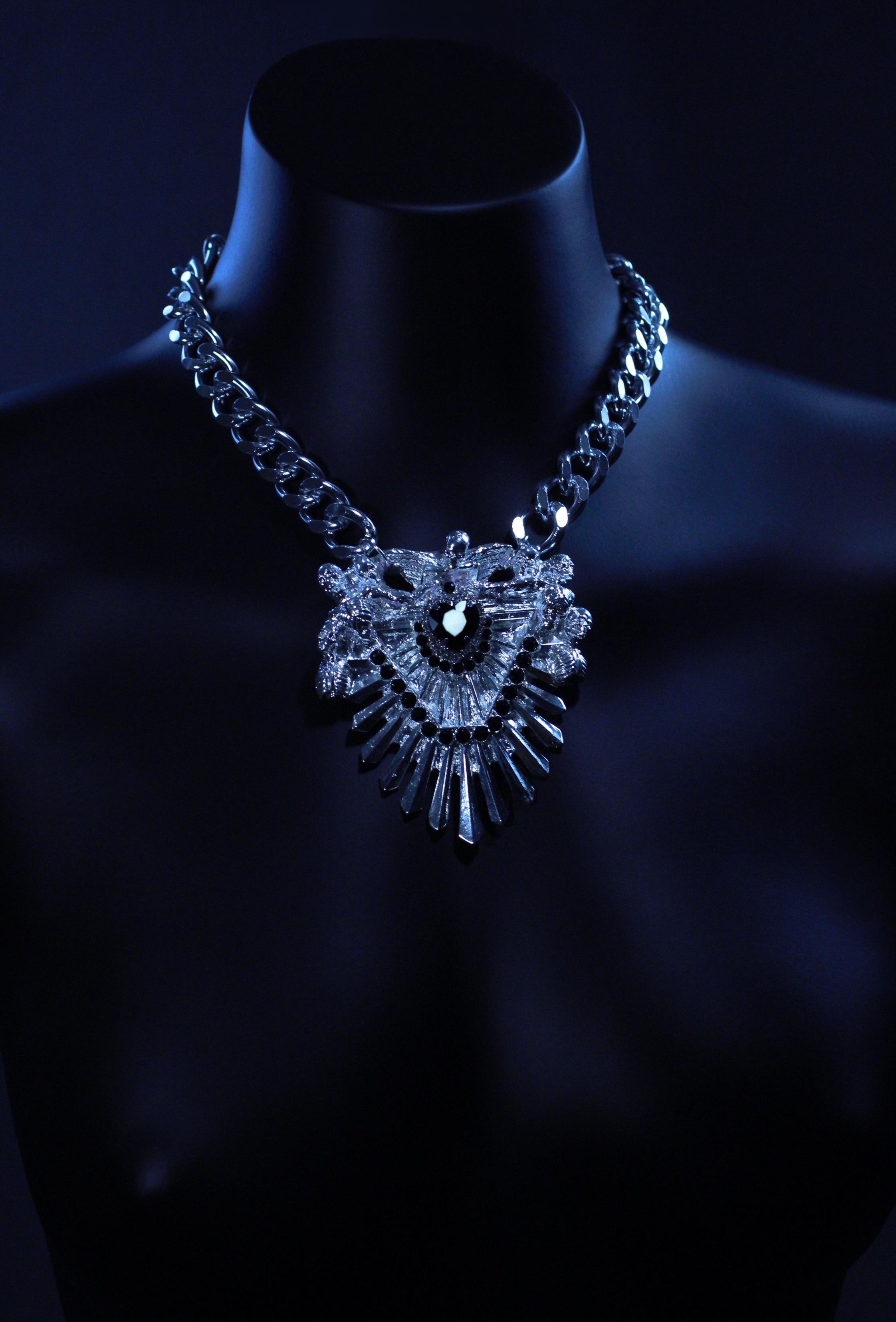 Collar Nekropolis: Elegancia gótica esculpida a mano en oro de 24 quilates por Angelis Blade en Nuevo estado para la venta en Fleet, GB