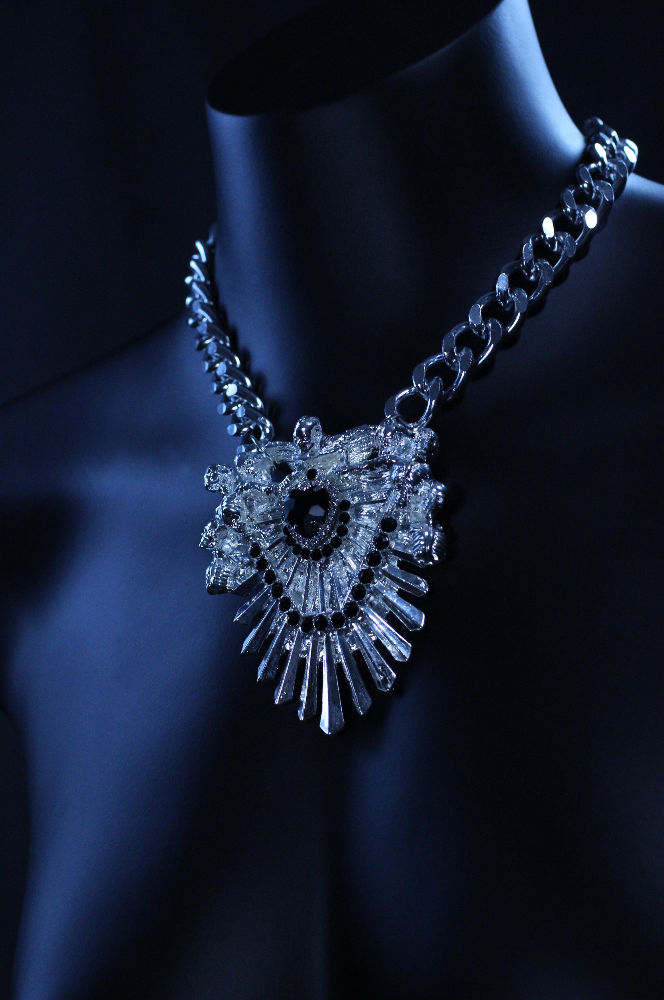 Femenino o masculino Collar Nekropolis: Elegancia gótica esculpida a mano en oro de 24 quilates por Angelis Blade en venta