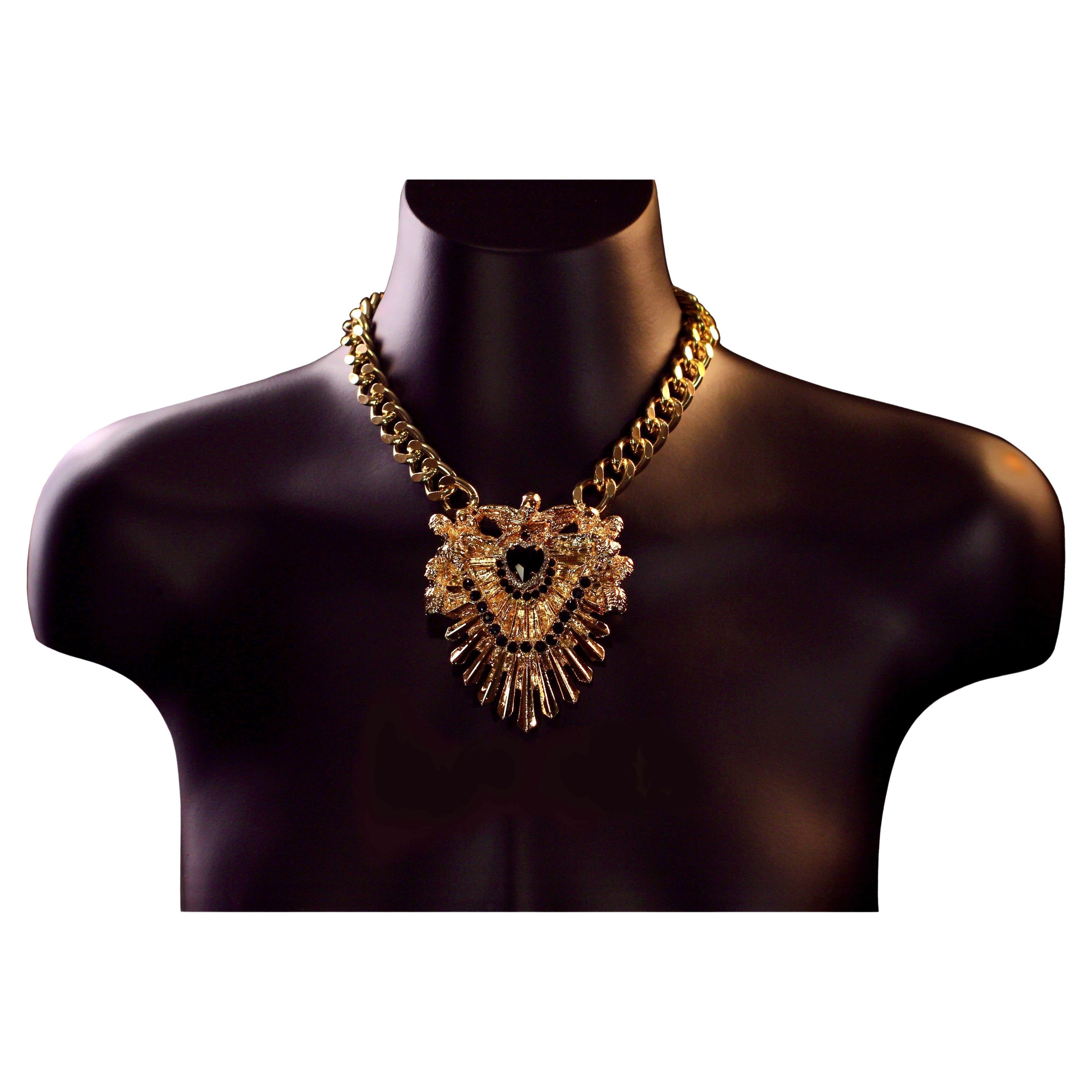 Collar Nekropolis: Elegancia gótica esculpida a mano en oro de 24 quilates por Angelis Blade en venta
