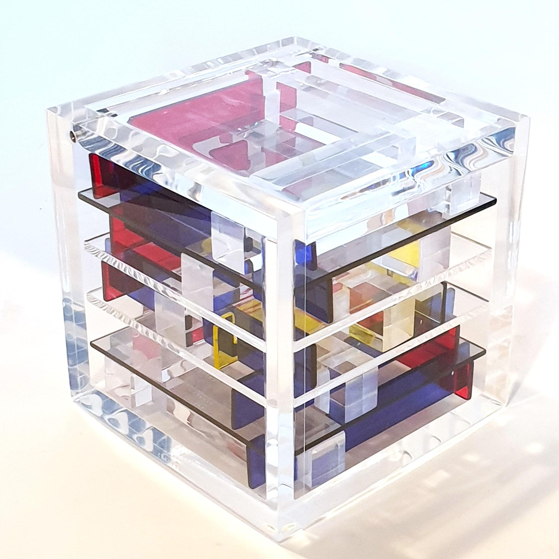 Diagonal Red Yellow Blue est une sculpture cubique contemporaine unique de petite taille réalisée par le célèbre couple d'artistes néerlandais Nel Haringa et Fred Olijve, qui explore une composition plus intuitive des couleurs utilisées et des