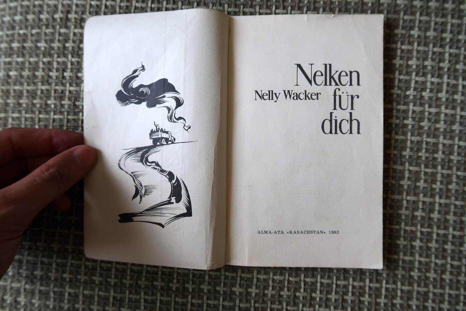 Nelken Fur Dich: Vintage German Book from USSR, circa 1982, 1J149 In Good Condition For Sale In Bordeaux, FR