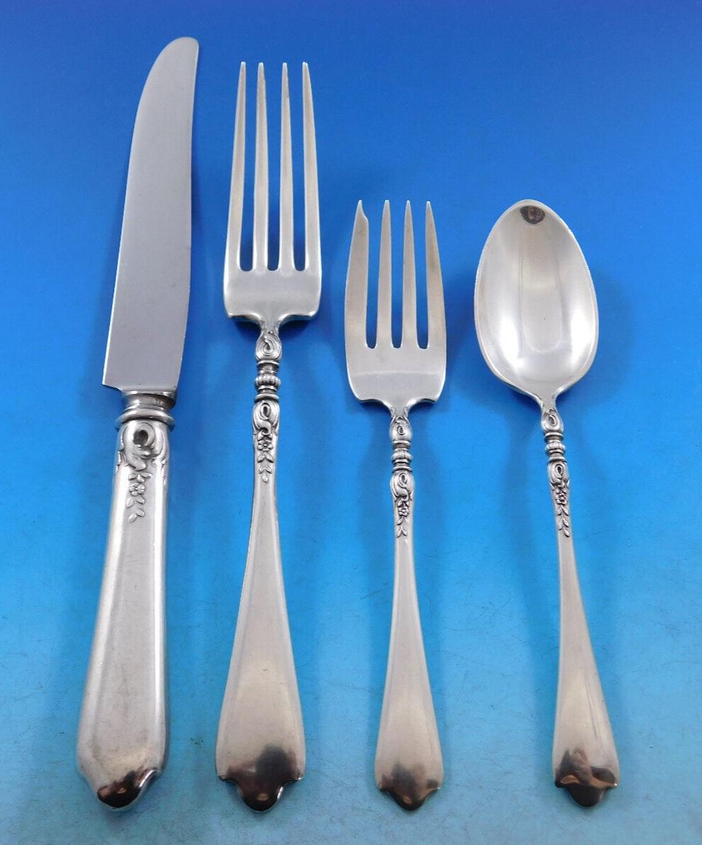 Service de couverts en argent sterling Nellie Custis by Lunt, 89 pièces. Cet ensemble comprend :

12 Couteaux ordinaires, 9
12 fourchettes pour le dîner, 7 5/8