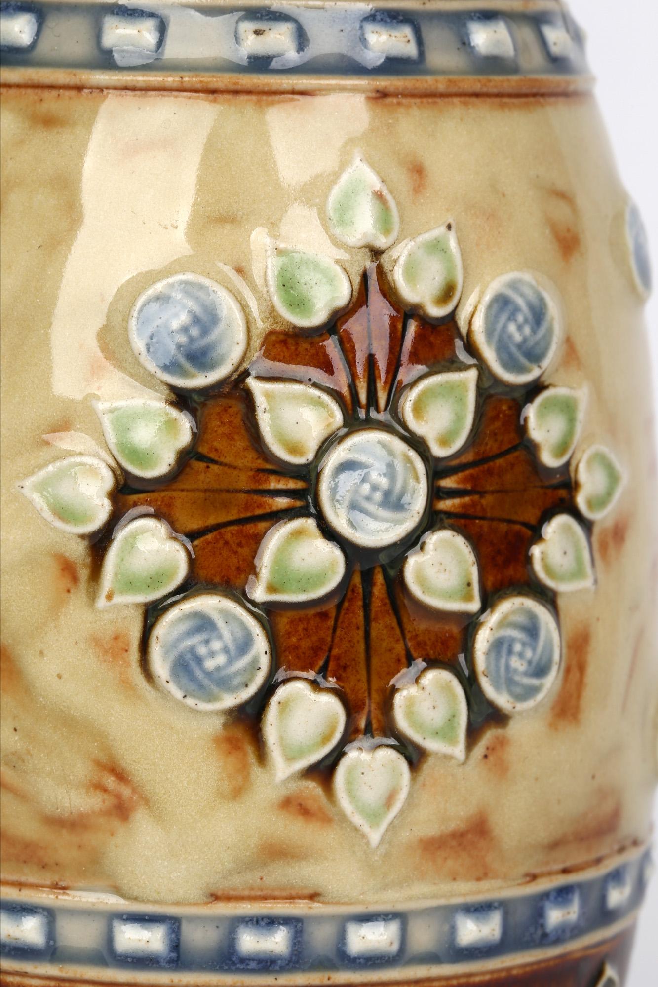 Art nouveau Vase à motif floral Art Nouveau Nellie Garbett pour Doulton Lambeth en vente