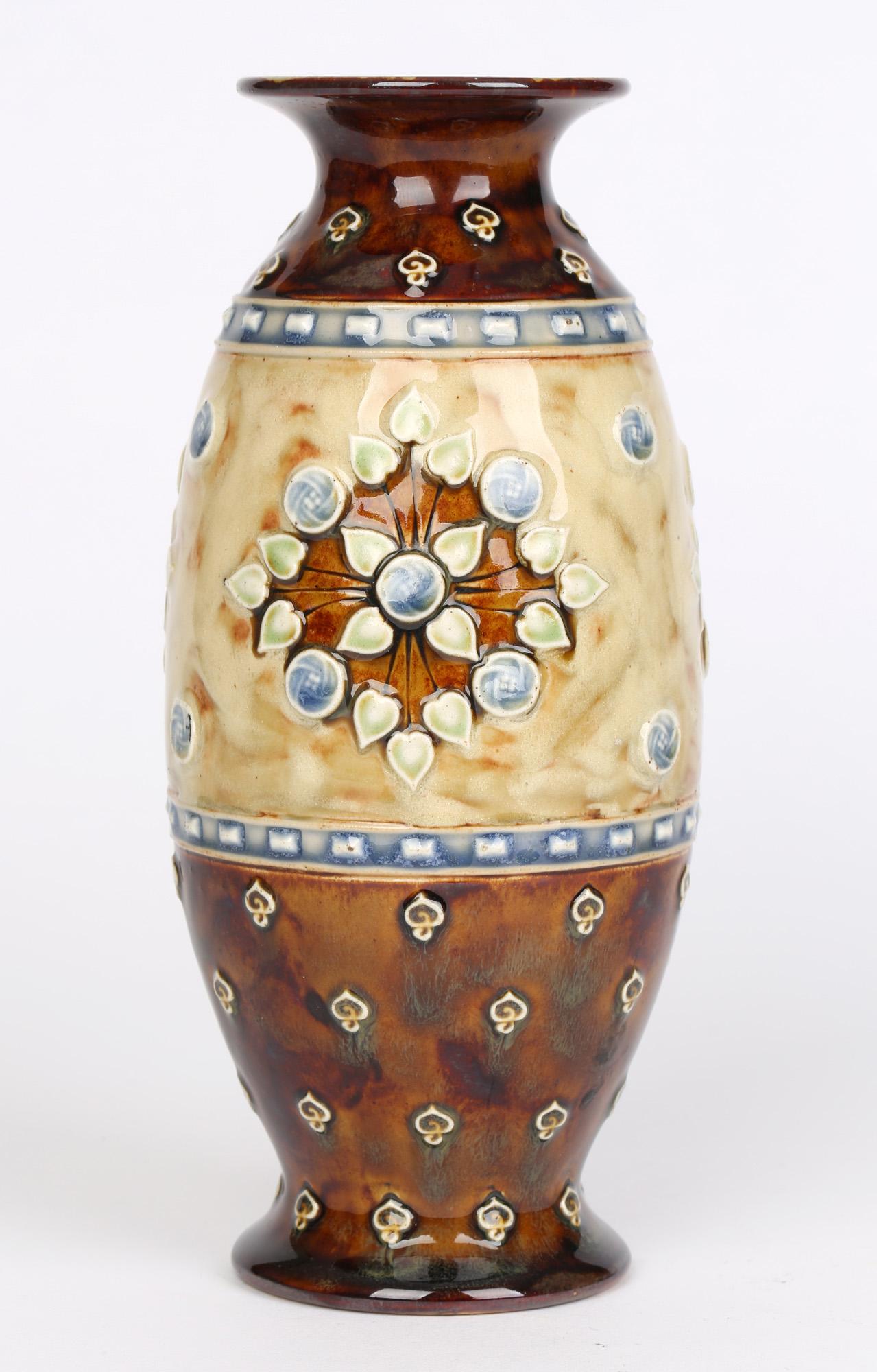Anglais Vase à motif floral Art Nouveau Nellie Garbett pour Doulton Lambeth en vente