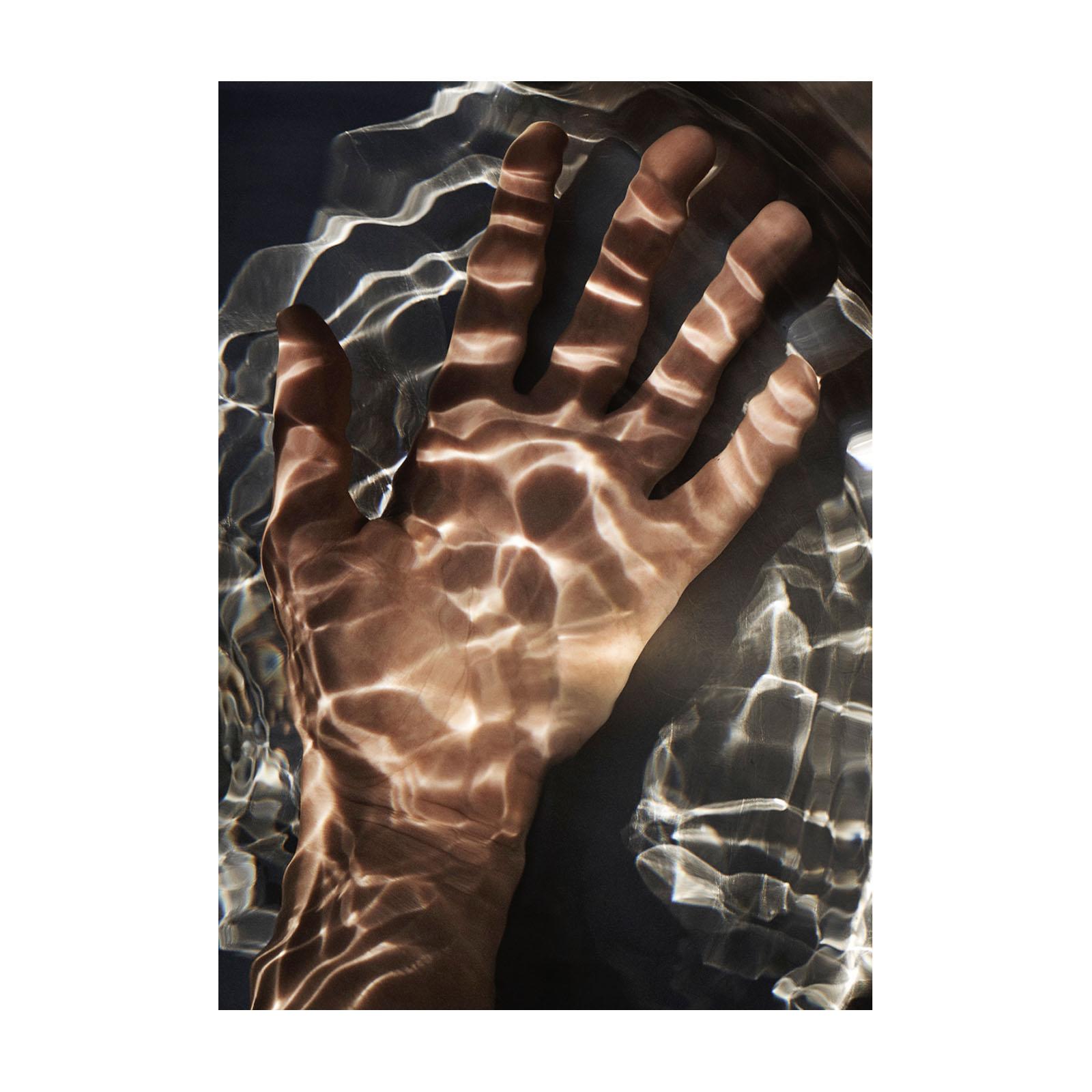 Ungherese Fotografia 'Mano di Nelli sotto l'acqua' dalla serie Light Therapy di Zoltan Tombor in vendita