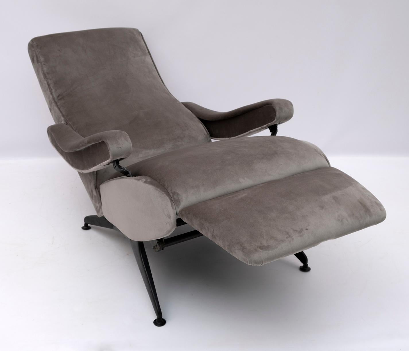 Reclining armchair designed by Nello Pini for the Oscar Gigante furniture factory, 1950s, the armchair has been restored and upholstered in gray velvet

The elongated armchair measures 152 cm.