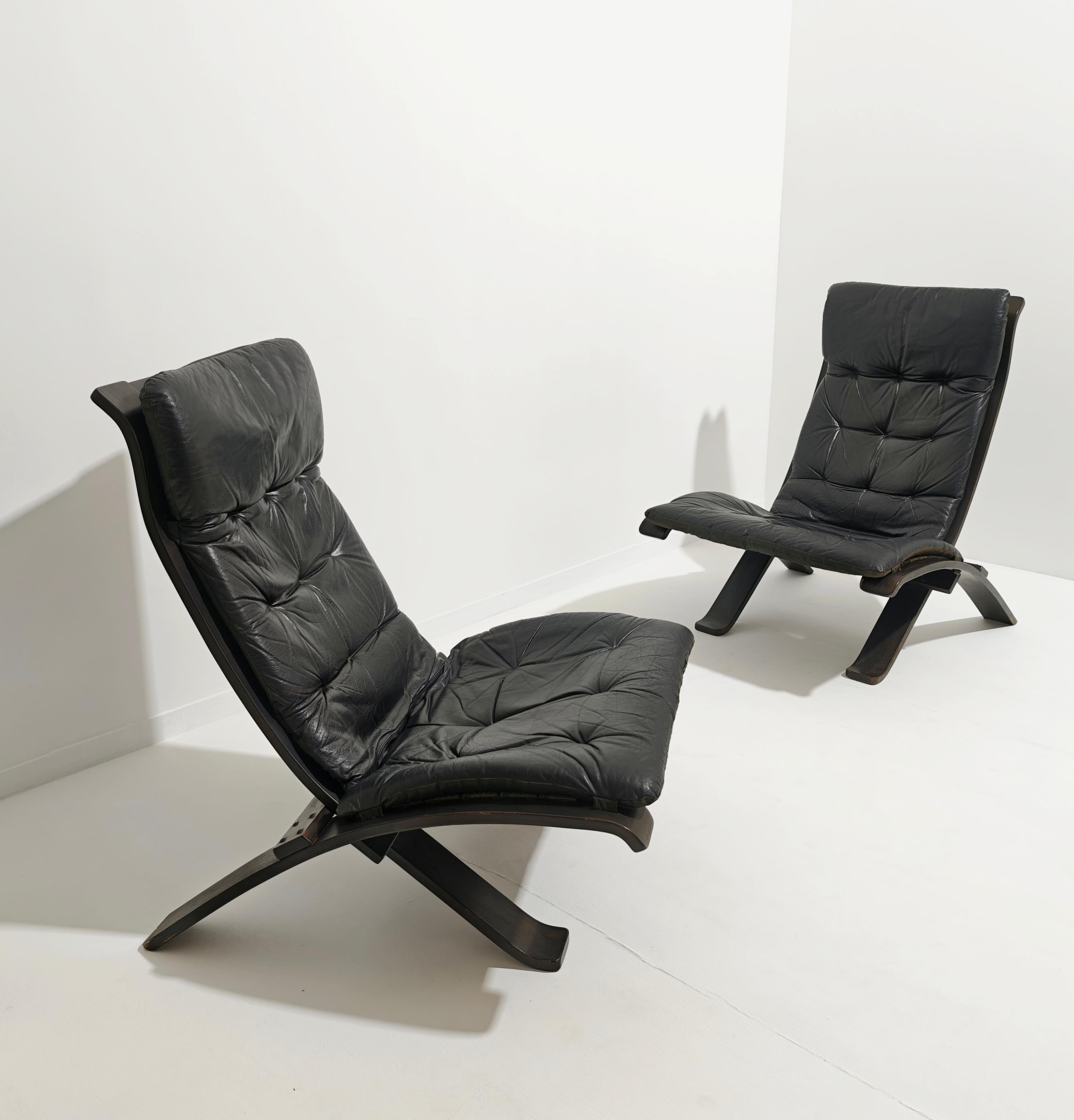 NELO ARREDI  Made in Italy around 1970/80
Pair of folding armchairs, black painted wooden structure, backrest and seat with black leather padding. Excellent workmanship.  Look carefully at the video and photos, thank you.

Weight of both: 26