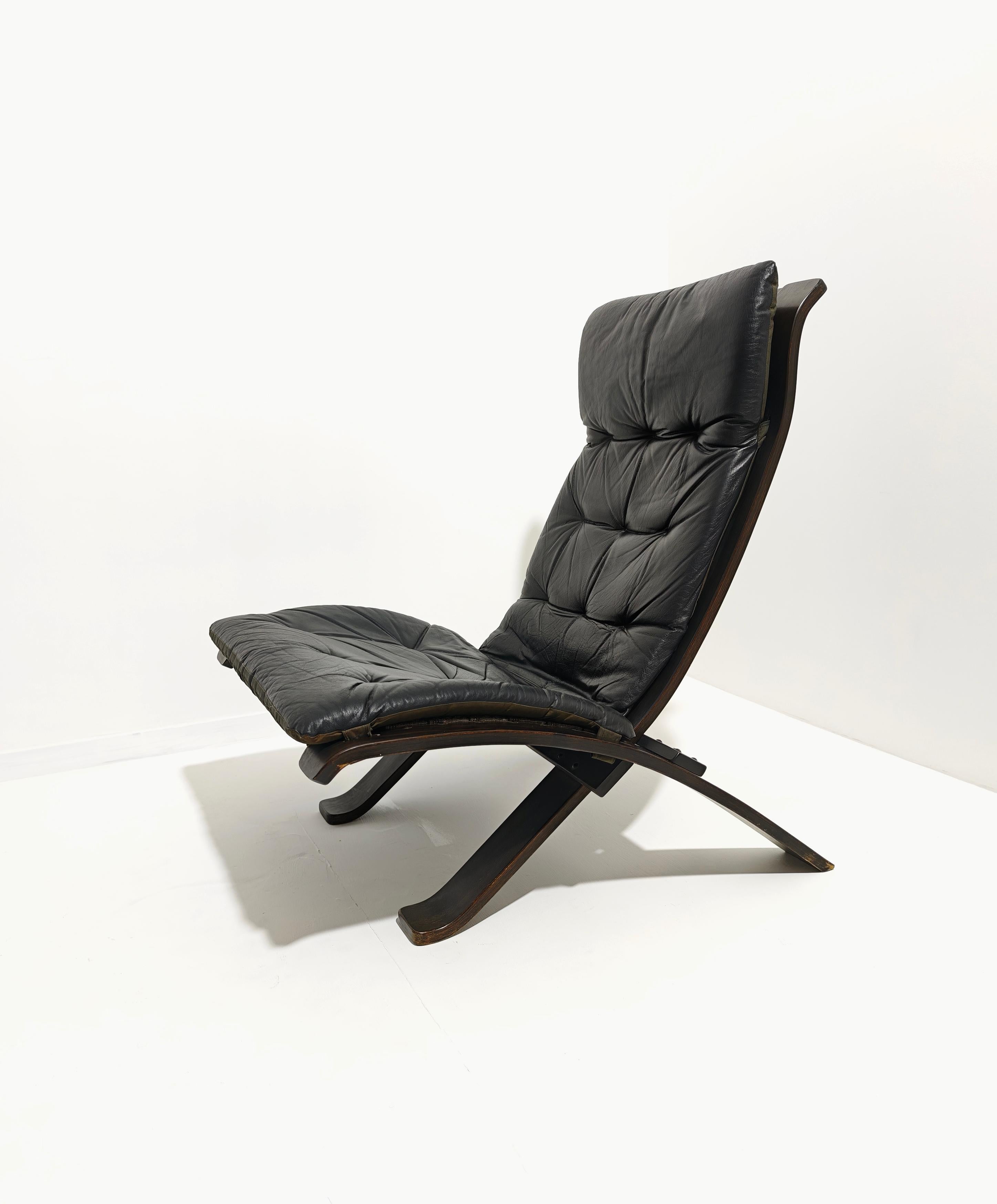 Mid-Century moderno Nelo Arredi Pair of Folding Armchairs in Wood and Leather Italy 80s Mid-Century in vendita