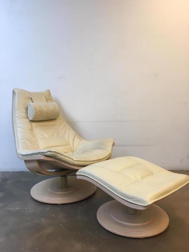 Marqué : Nelo fabriqué en Suède.
Conçu par Takashi Okamura et Erik Marquardsen.
Fauteuil de salon pivotant et ottoman.
Cadre en bois de hêtre peint.
Tapissé de cuir blanc cassé.
Base circulaire sur les deux.
Appui-tête confortable.
De belles