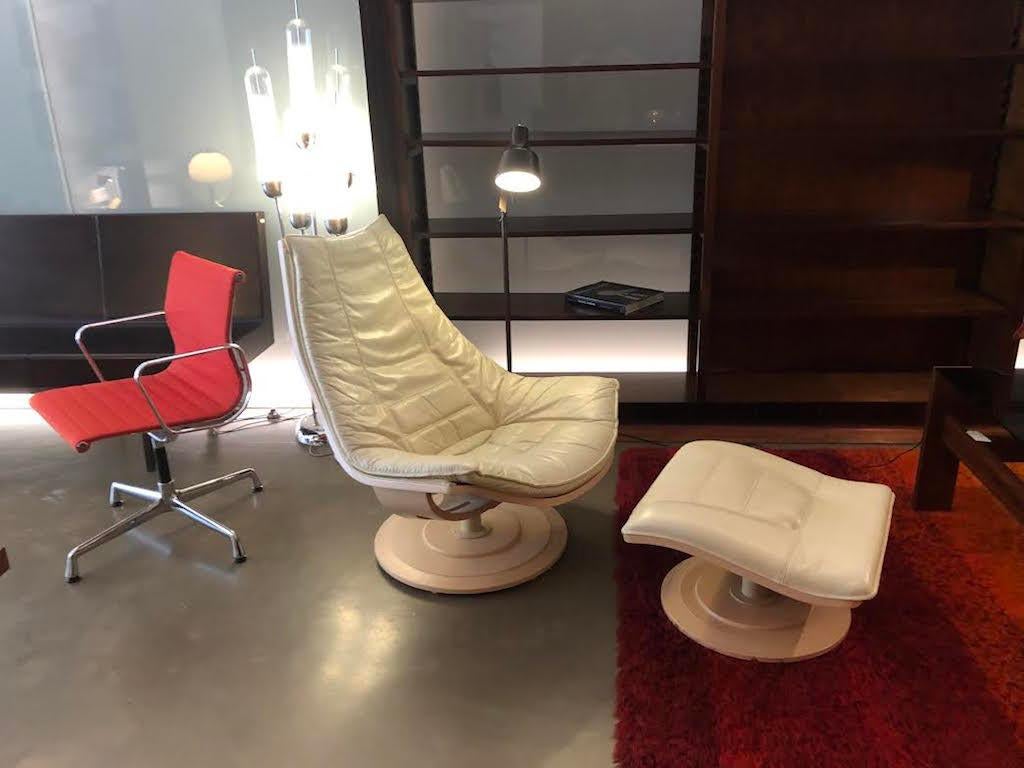 Cuir Chaise et repose-pieds suédois « Light High » de Nelo conçus par Takashi Okamura