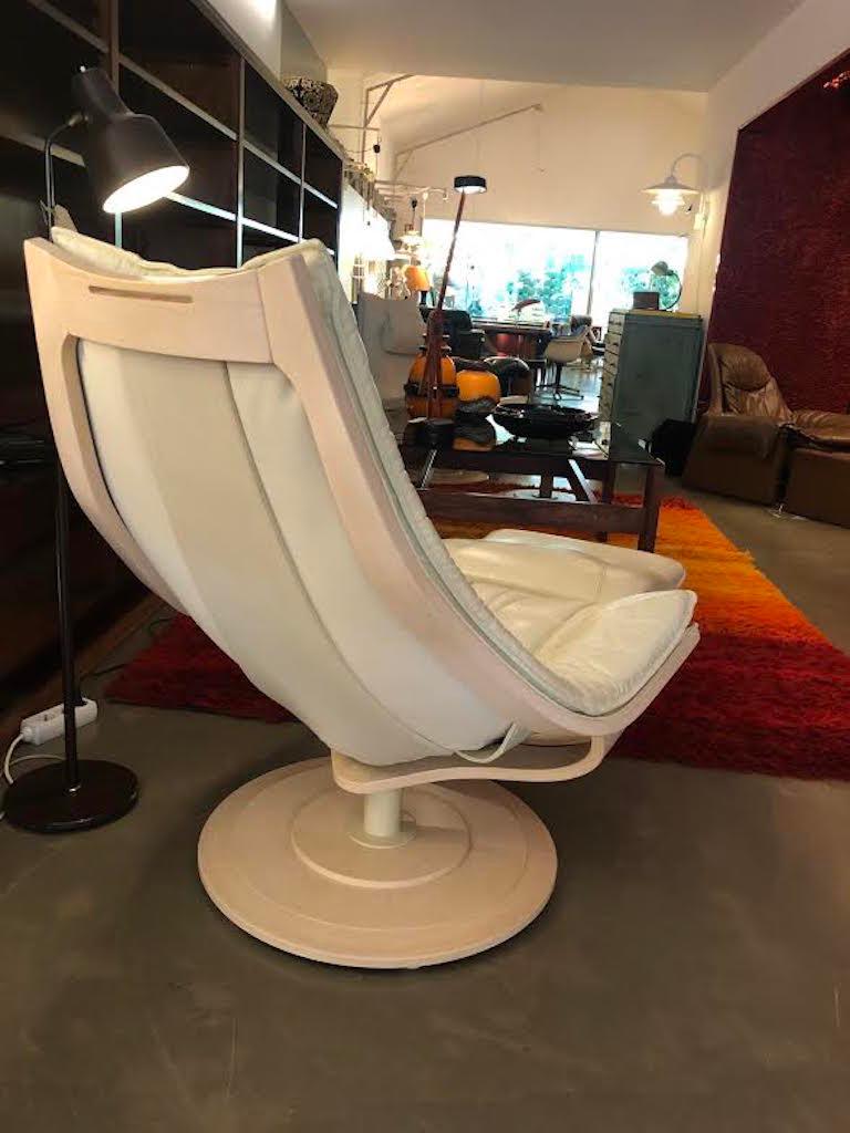 Chaise et repose-pieds suédois « Light High » de Nelo conçus par Takashi Okamura 1