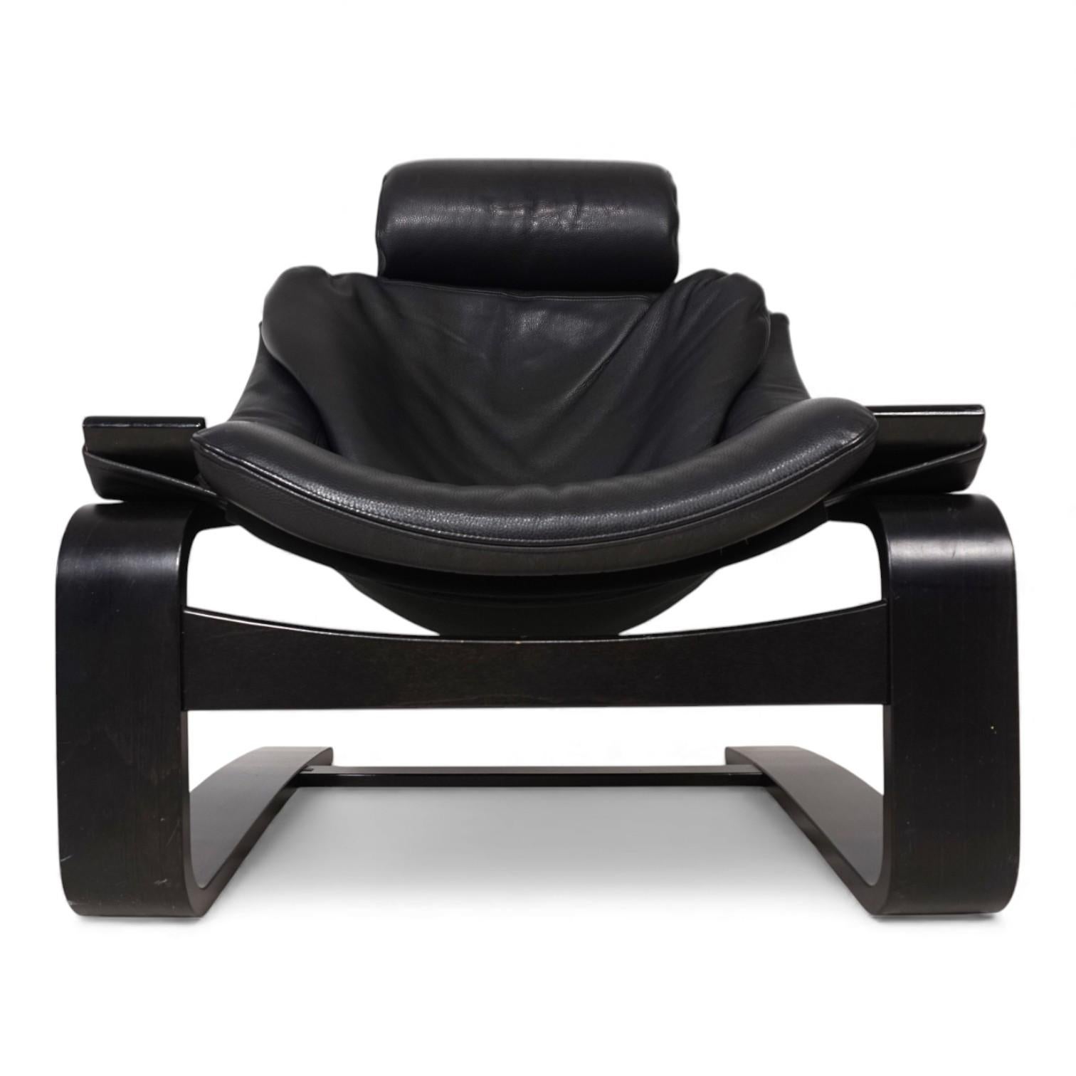 Le fauteuil Kroken, dans la populaire combinaison de couleurs noir/noir, est en bon état pour son âge. Le cuir noir et le cadre en bois noir présentent des signes d'usure minimes. Le cuir de ce fauteuil de salon est de haute qualité, ce qui se