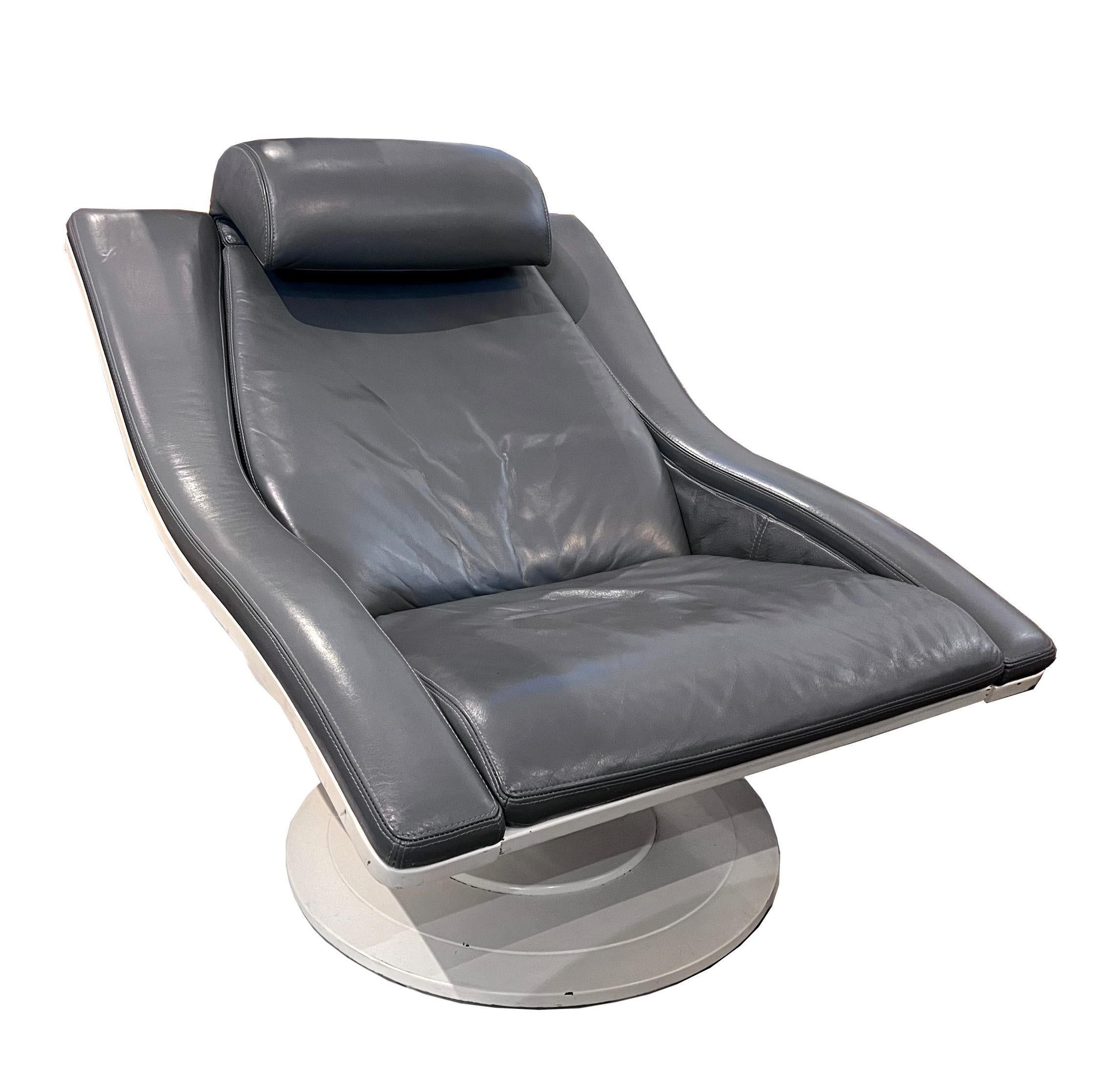 Coppia di sedie Nelo Wave di Takeshita Okamura & Erik Marquardsen per Nelo of Sweden. . Ottime condizioni. design unico e incredibilmente comodo. Queste sedie sono girevoli e hanno uno stile stravagante e futuristico. La pelle è in ottime condizioni