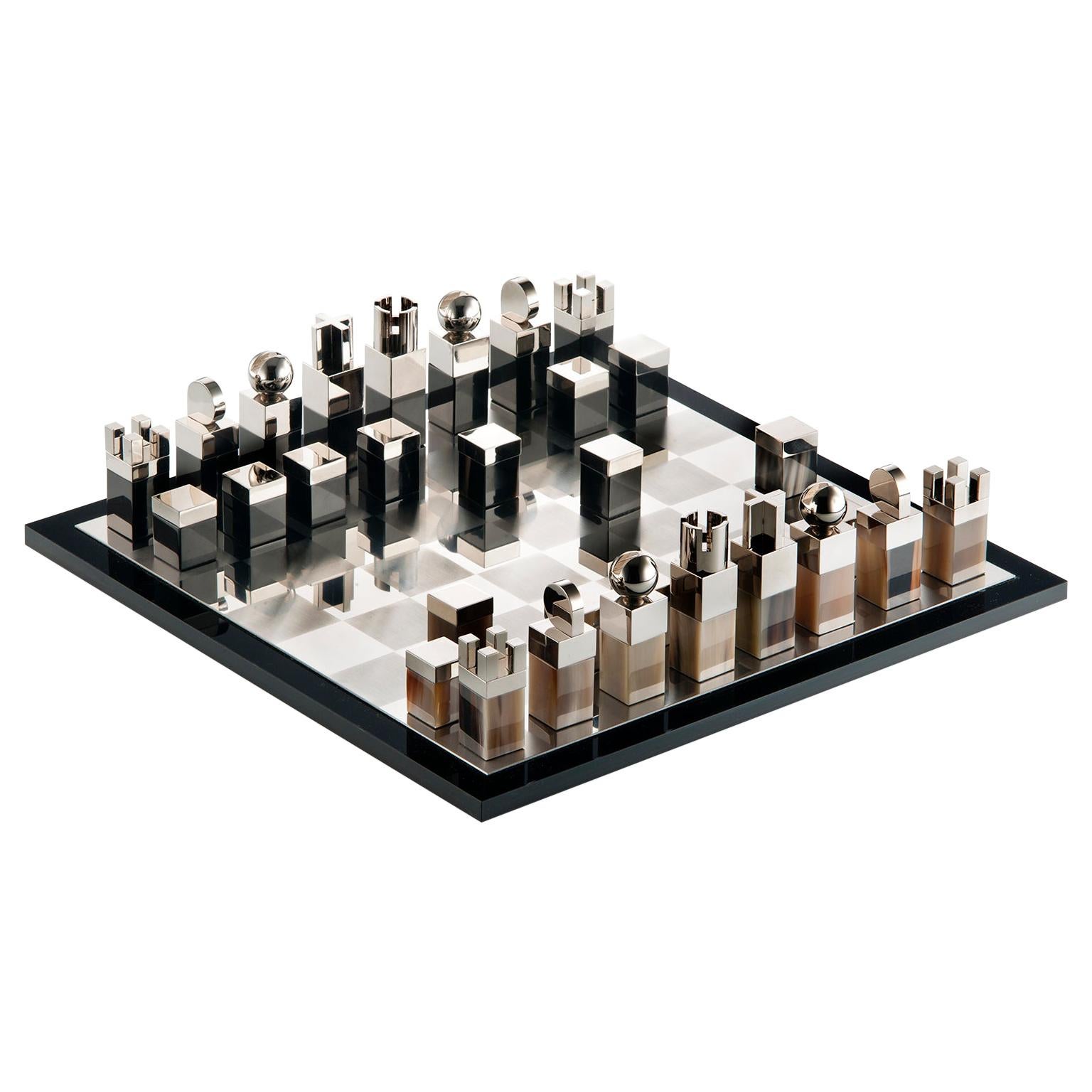 Nelson Chess Set in Corno Italiano and Palladium-Plated Brass, Mod. 3010 For Sale