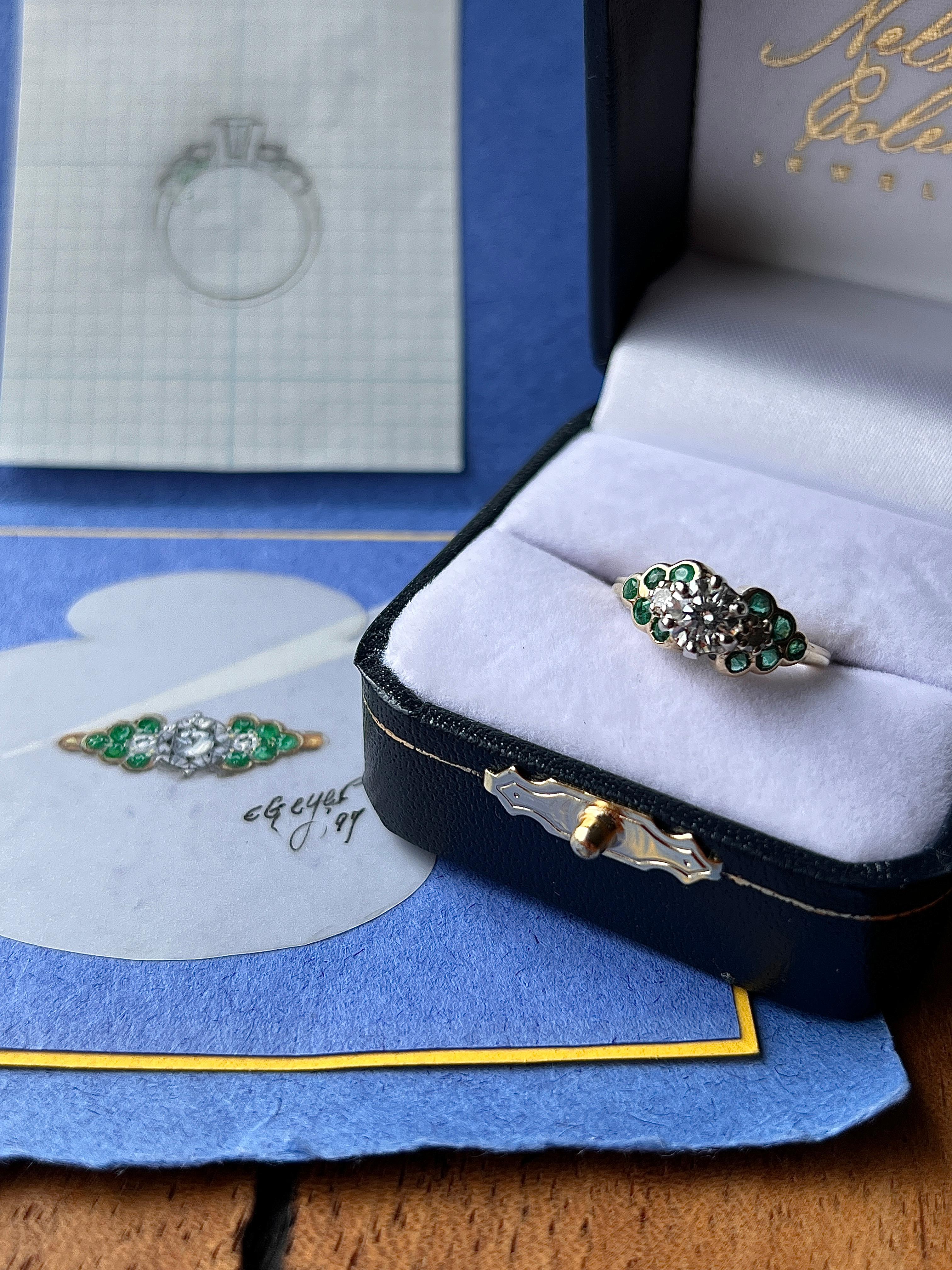 Une émeraude et un diamant contemporains des années 1980 en or jaune et blanc 14 carats, conçus par Nelson Coleman Jewelers. Cet élégant design bicolore est serti d'un diamant rond de taille brillant mesurant environ 5,60 mm et pesant environ 0,65