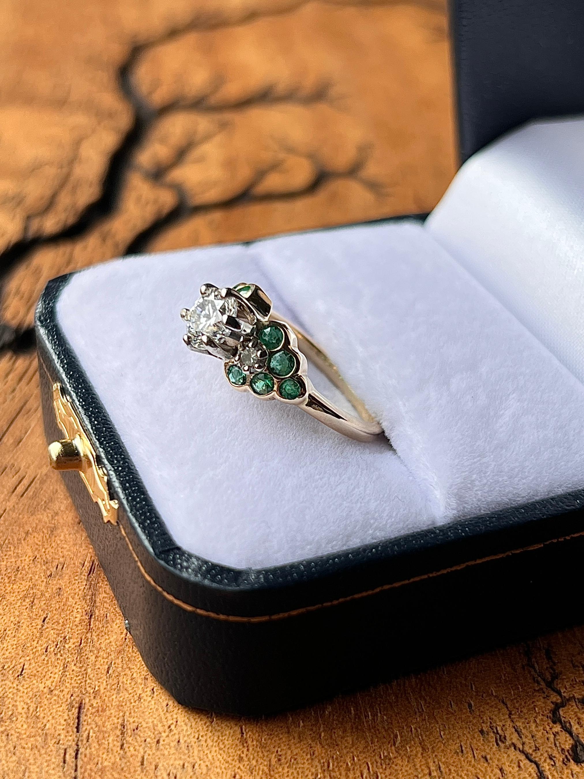 Taille ronde Nelson Coleman Design Bague en or 14k bicolore diamants et émeraudes années 1980 en vente