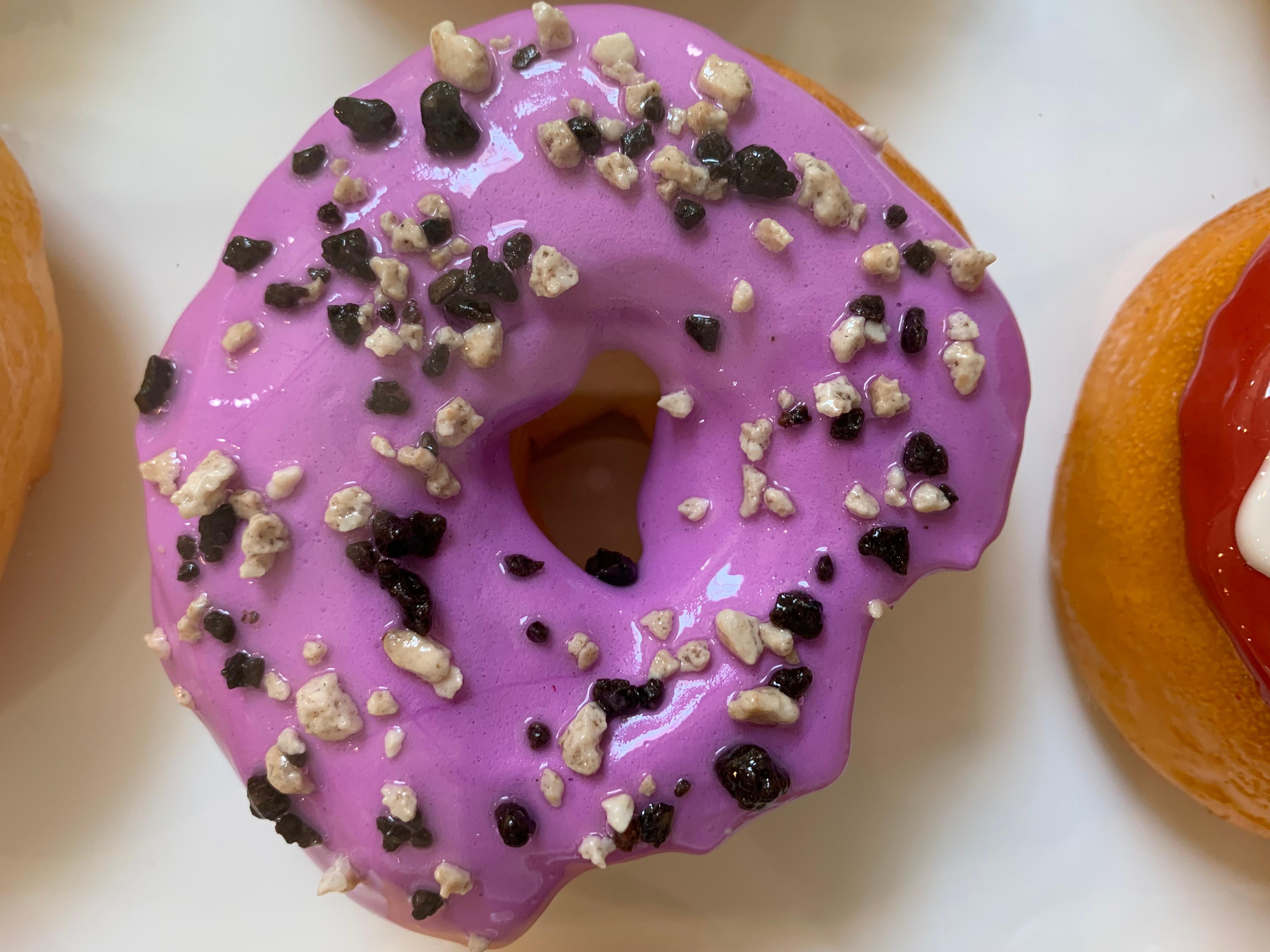 A hand created Sculpture to satisfy any dessert or doughnut lover!.

 *This price includes the shipping 

 Framed in white to make the donut tray “pop” &  covered with plexi glass to keep dust out.  

-framed size is approx 25” x 21” x 4”

-Wire on