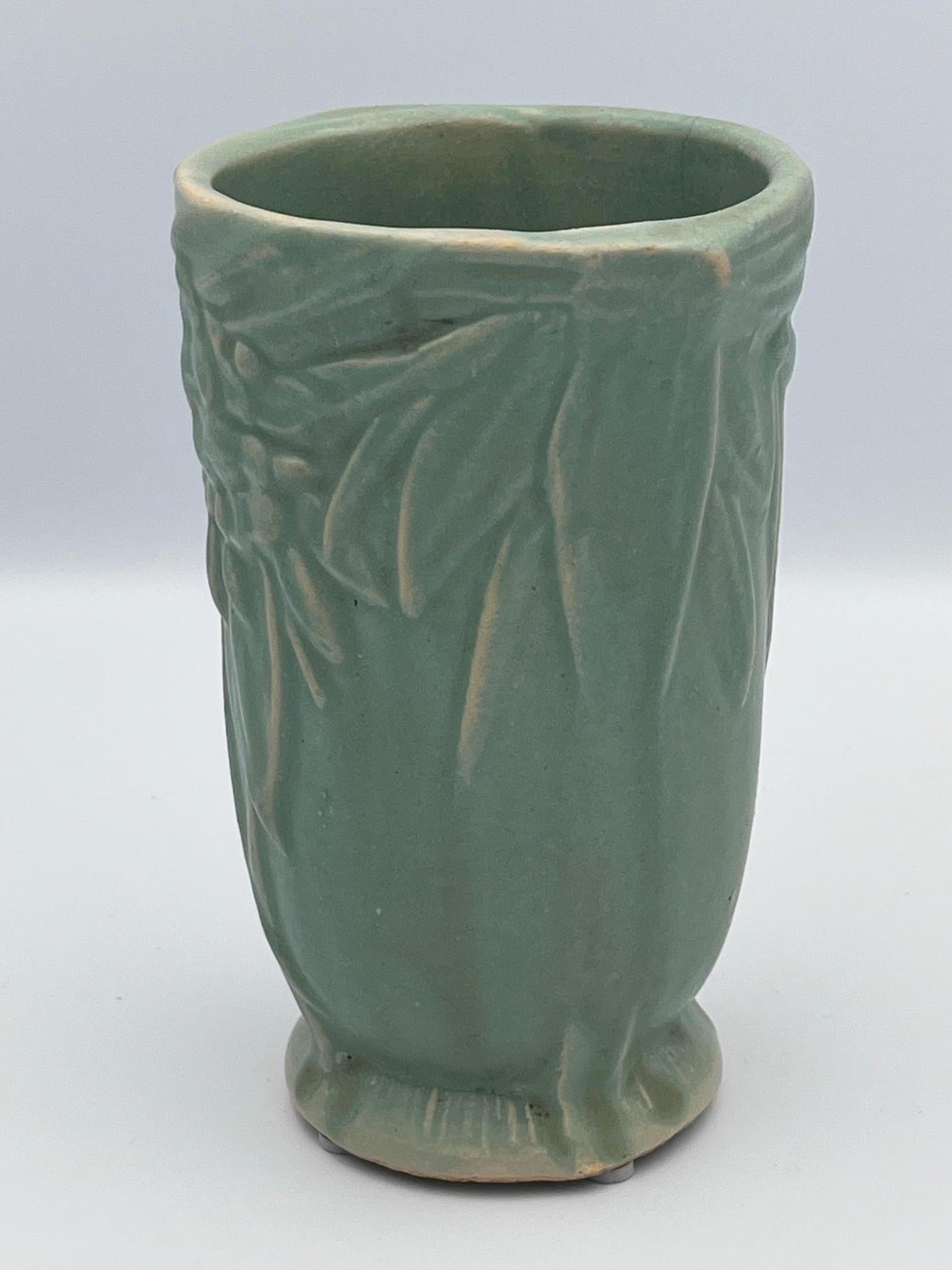Arts and Crafts Vaso in ceramica con foglie e bacche verdi di Nelson McCoy in vendita