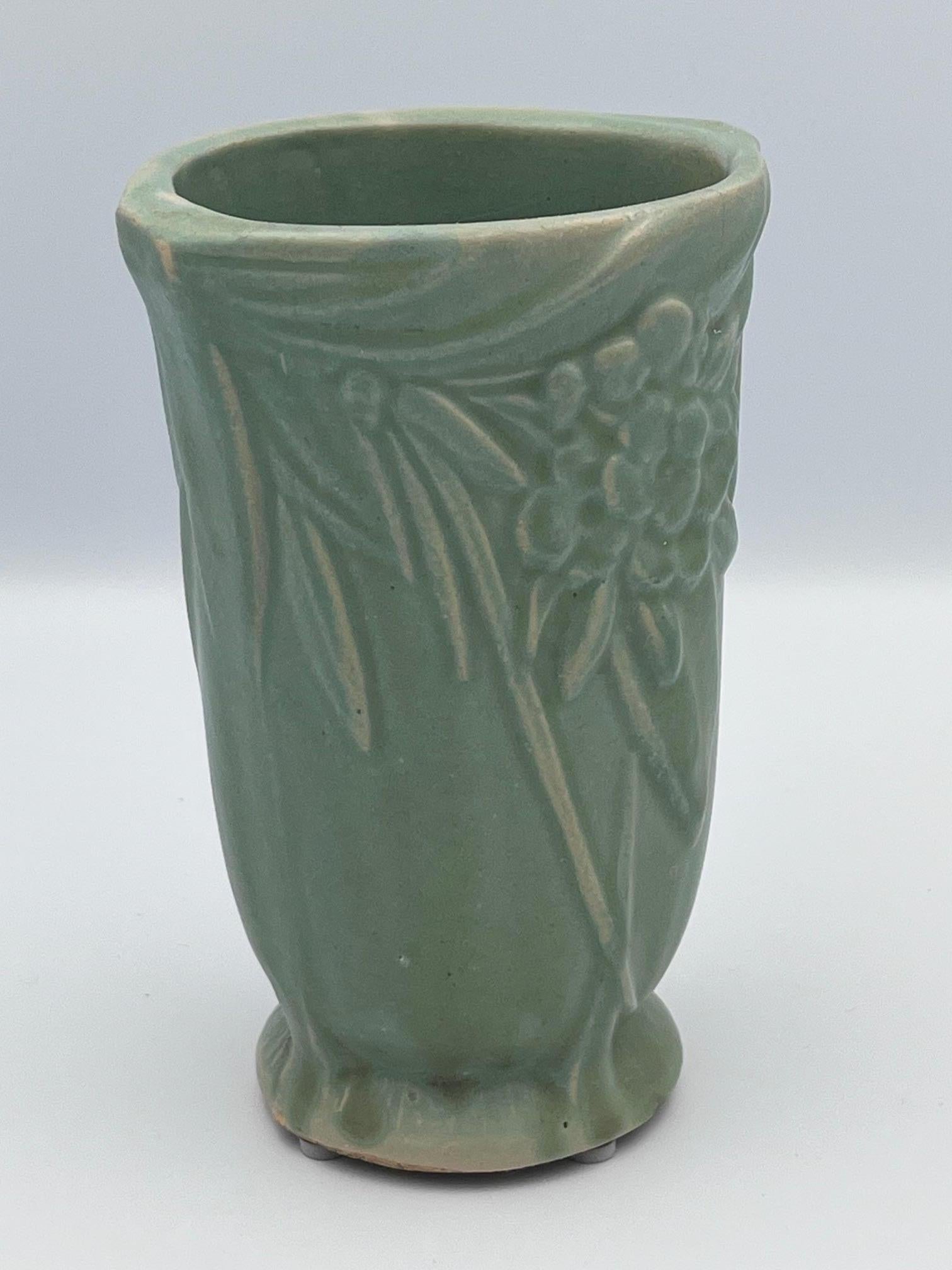 Americano Vaso in ceramica con foglie e bacche verdi di Nelson McCoy in vendita