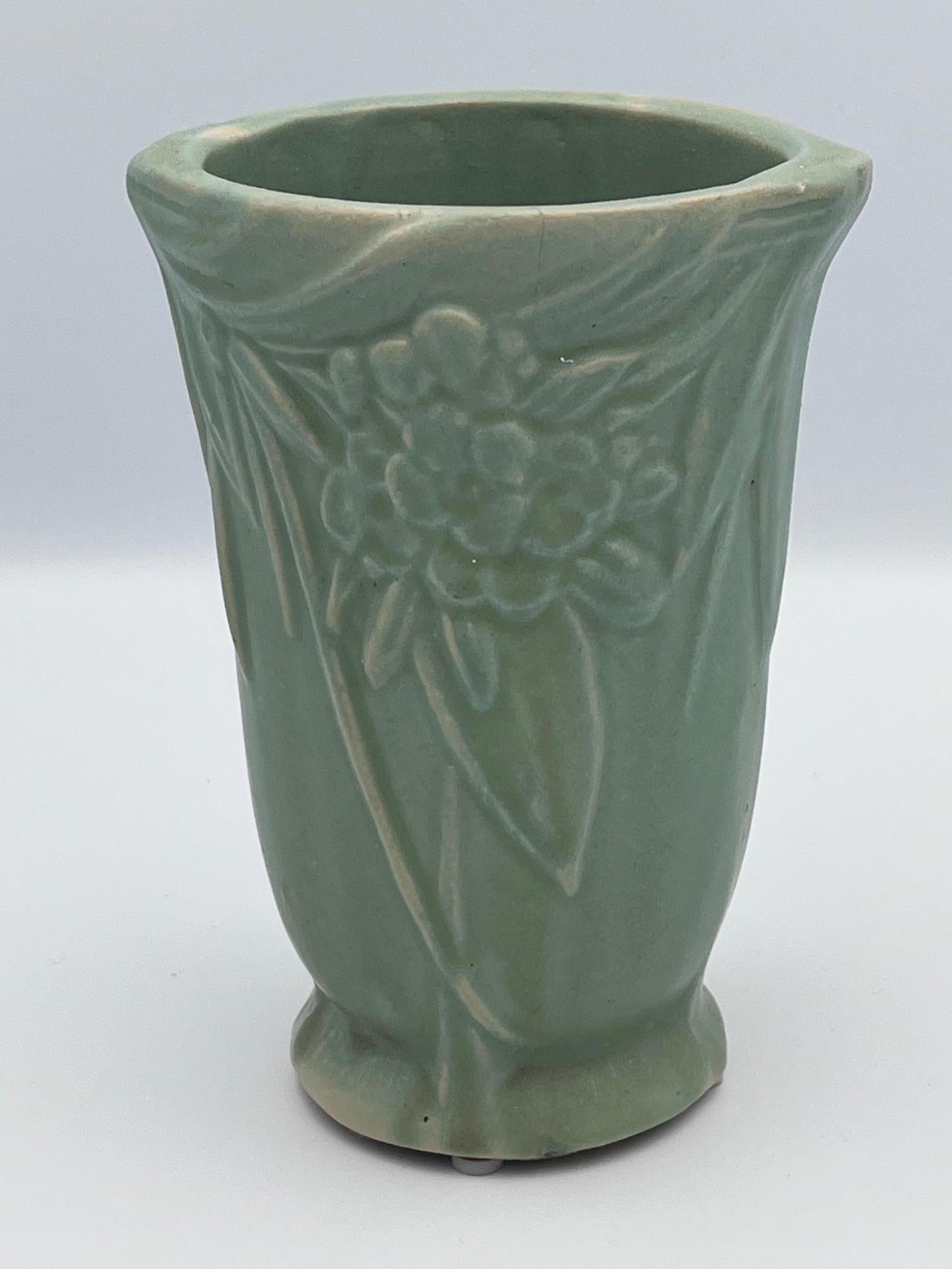 Smaltato Vaso in ceramica con foglie e bacche verdi di Nelson McCoy in vendita
