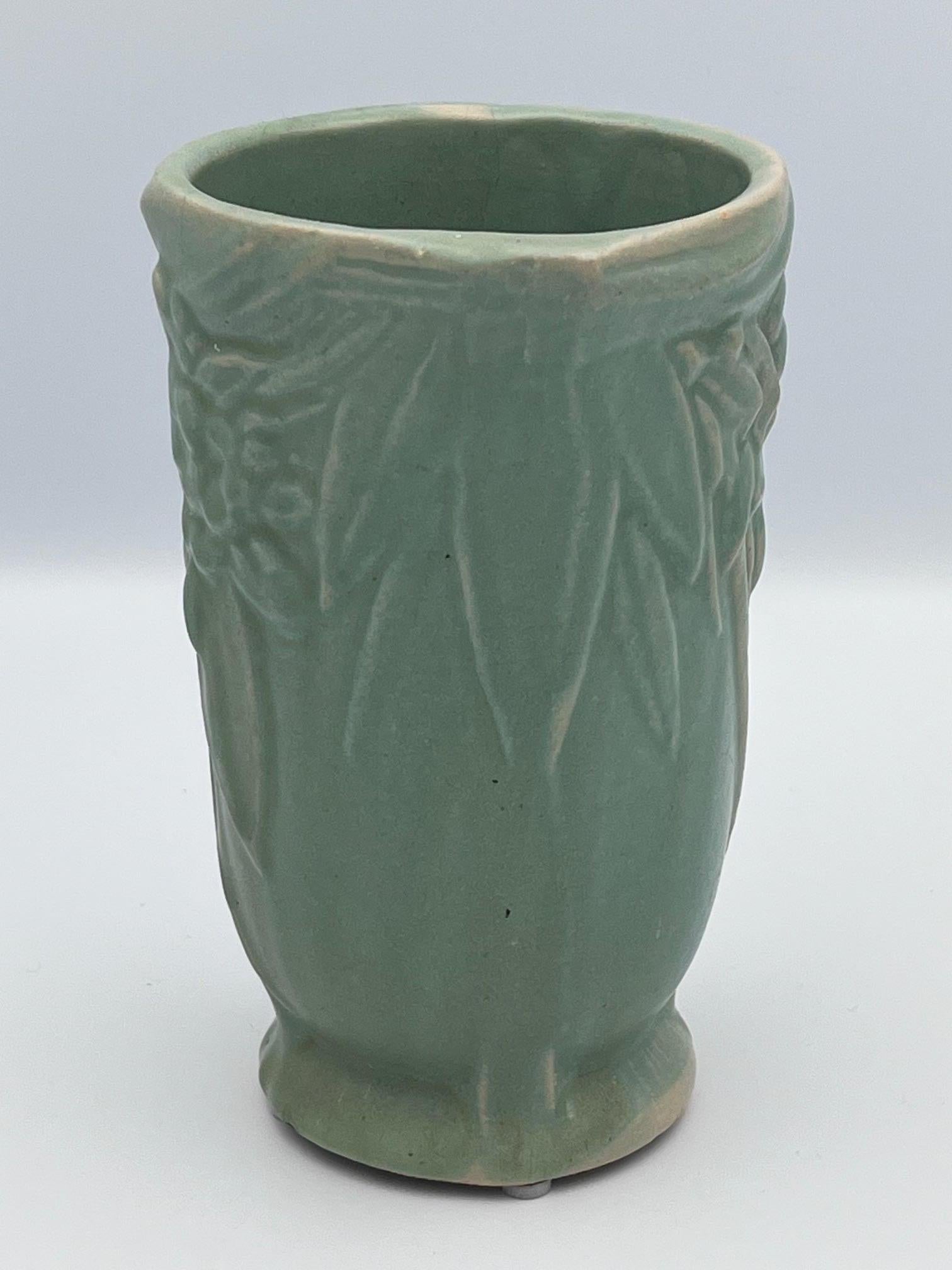 Vaso in ceramica con foglie e bacche verdi di Nelson McCoy In condizioni buone in vendita a Red Lion, PA