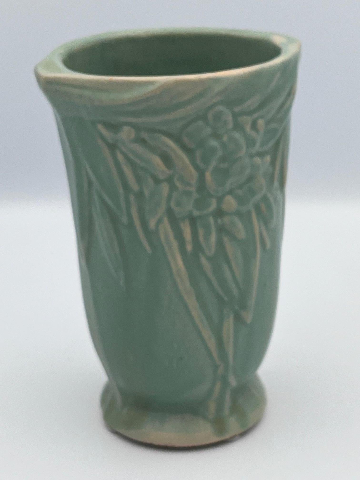Inizio XX secolo Vaso in ceramica con foglie e bacche verdi di Nelson McCoy in vendita