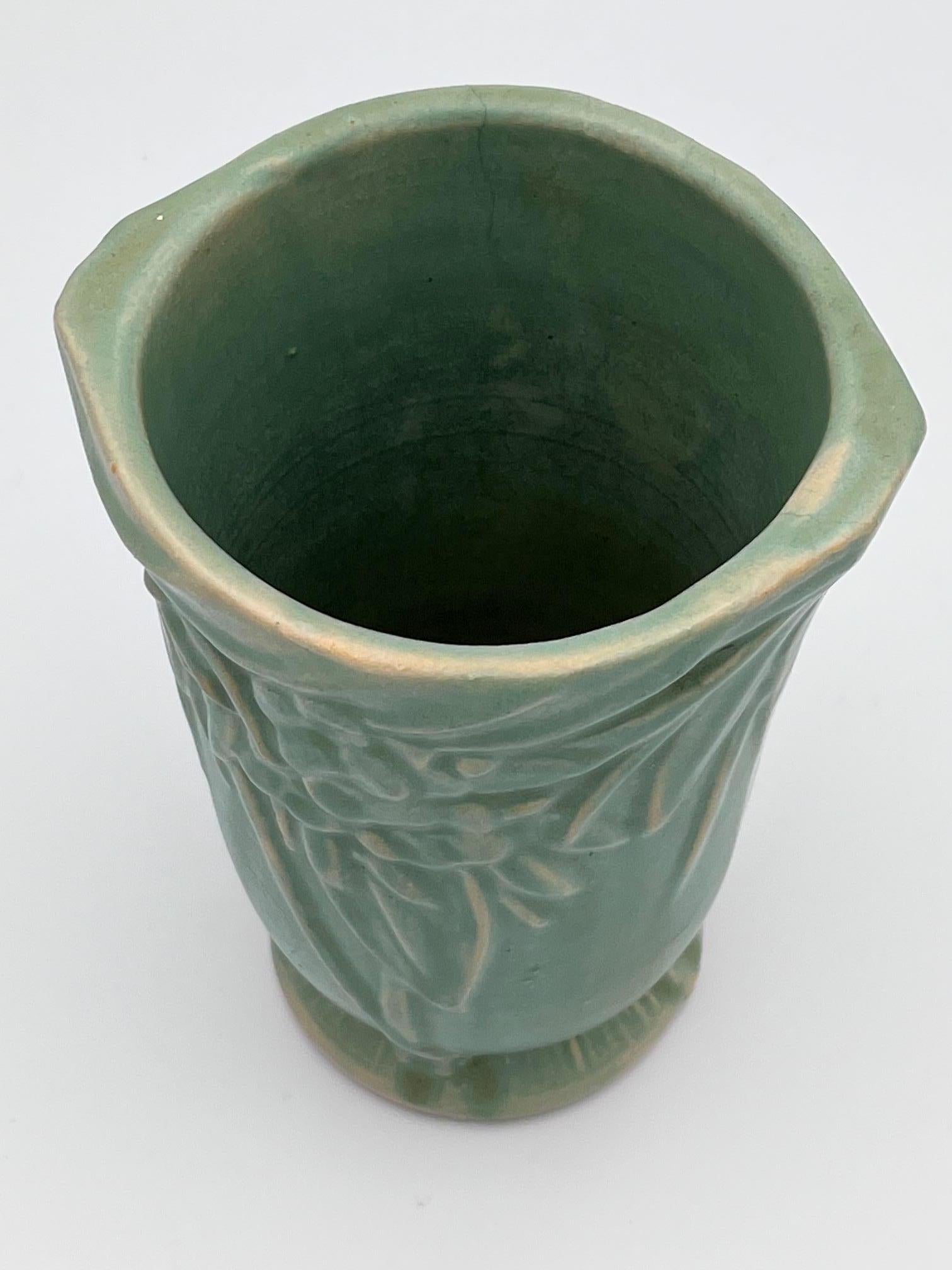 Ceramica Vaso in ceramica con foglie e bacche verdi di Nelson McCoy in vendita