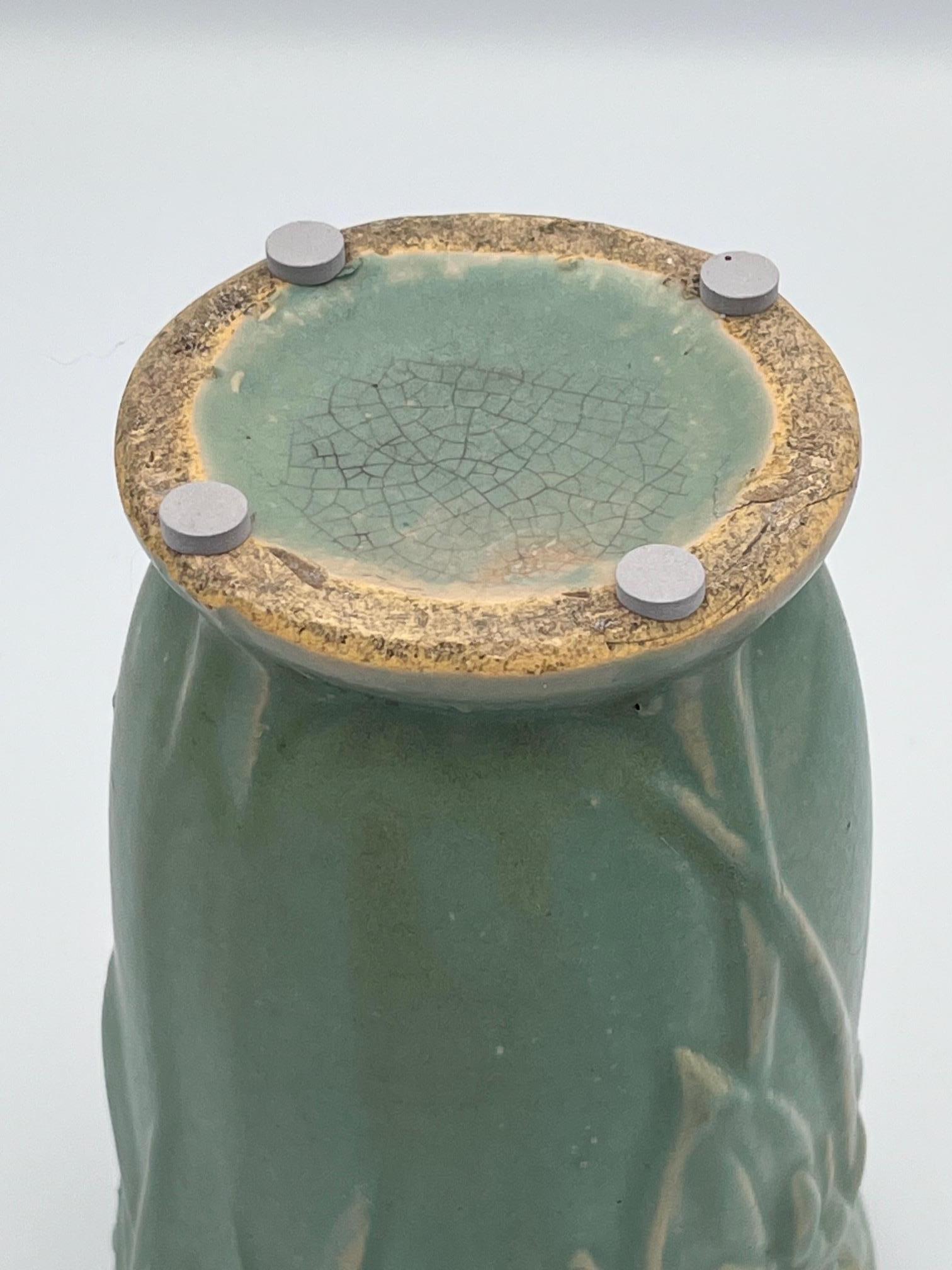 Vaso in ceramica con foglie e bacche verdi di Nelson McCoy in vendita 1