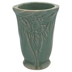 Vaso in ceramica con foglie e bacche verdi di Nelson McCoy