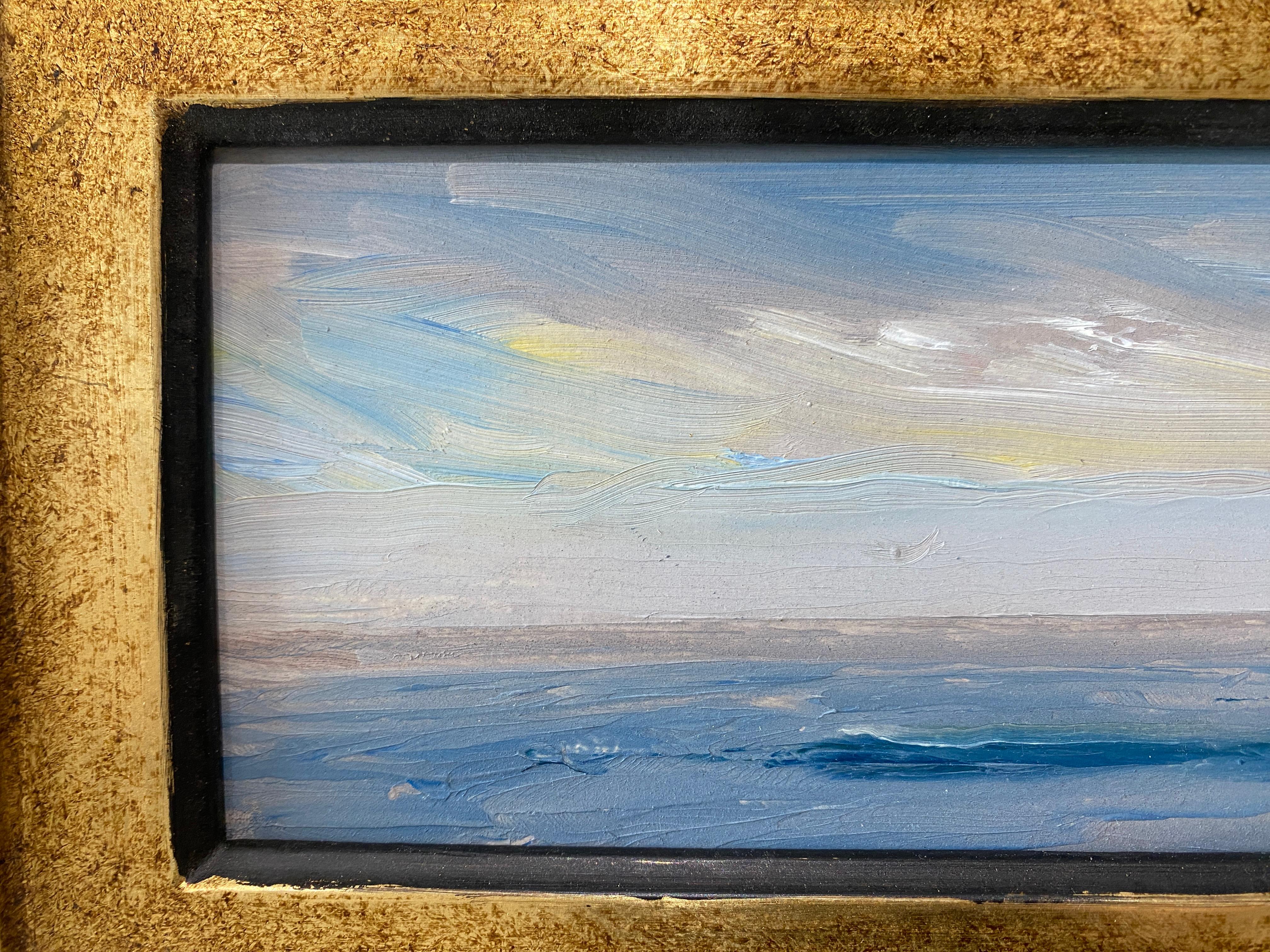 Un sereno dipinto plein air di Nelson White, caratterizzato dal suo riconoscibile impasto con le nuvole bianche. Un mare blu intenso incontra un orizzonte marrone lilla e risale verso il cielo blu, ornato di luce gialla. 

Incorniciato in una