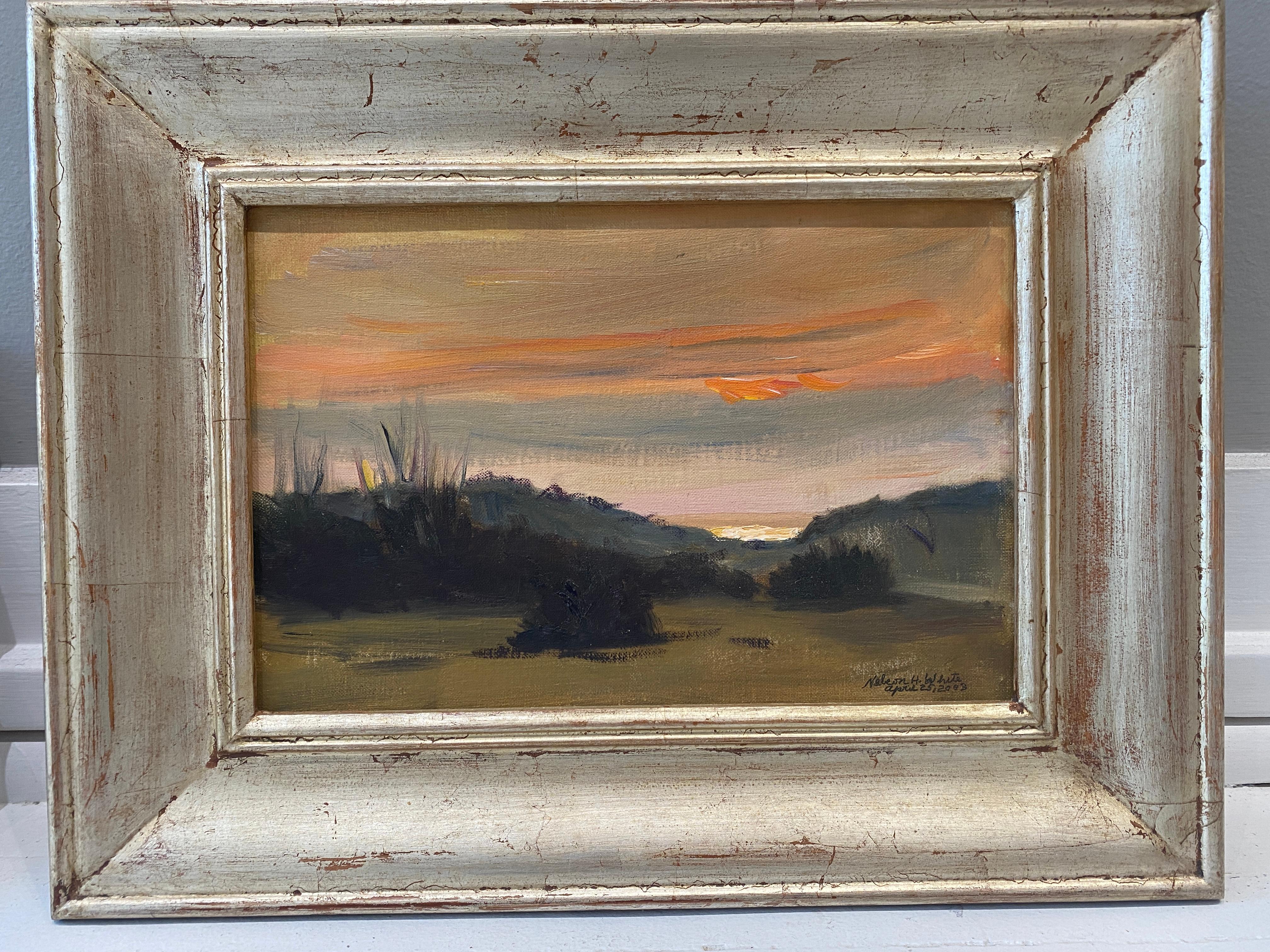 Un doux coucher de soleil sur un horizon lointain qui perce à travers les dunes de la plage. Peint en plein air.

Dimensions du cadre  13,5 x 17,5po

Biographie de l'artiste :
Nelson H. White est né à New London, dans le Connecticut, en 1932. White