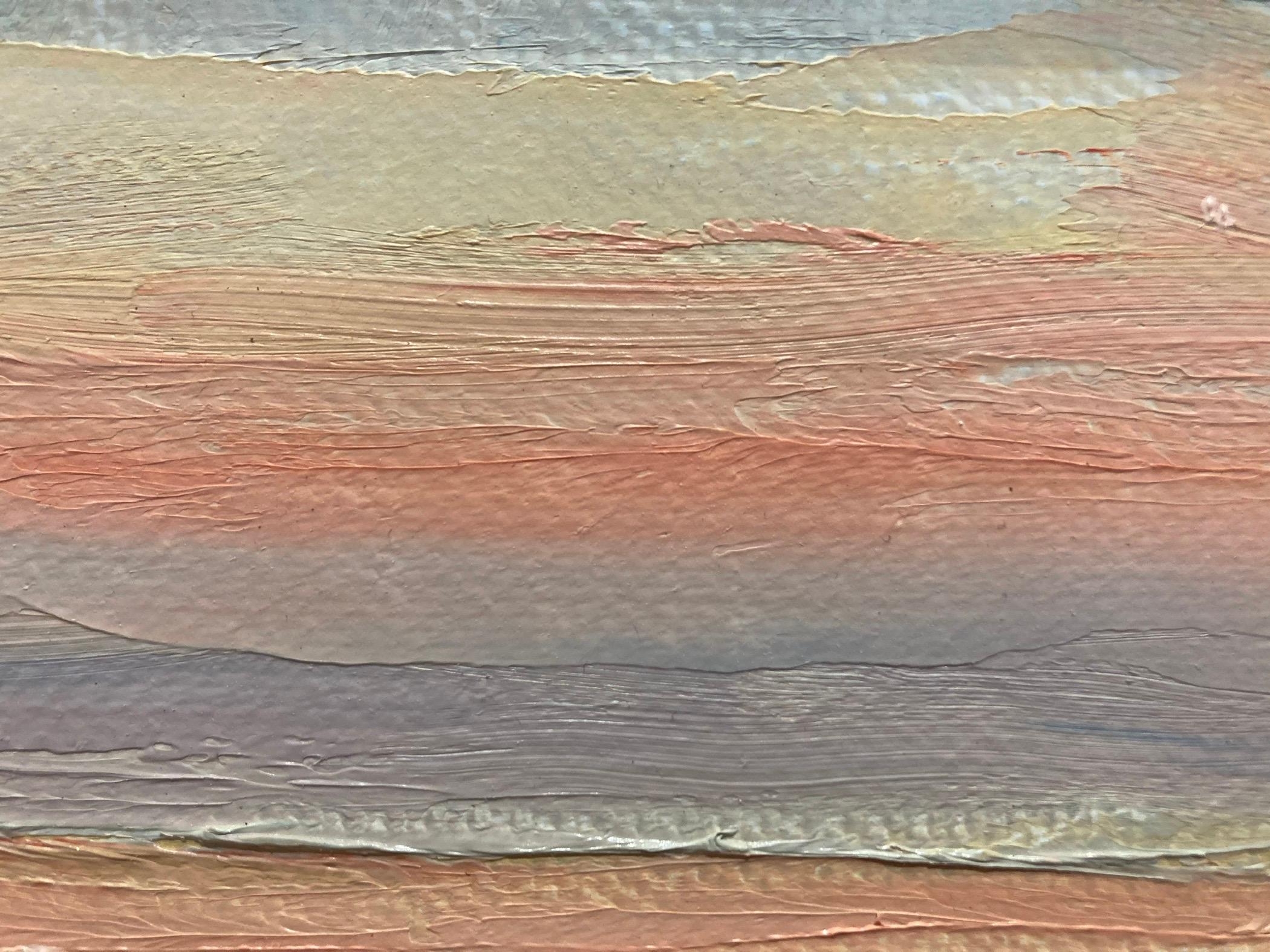 Ein Ölgemälde mit einem dramatischen Sonnenuntergang auf dem Wasser. Die rosafarbenen und orangefarbenen Pinselstriche am Himmel spiegeln sich auf den Wellen wider und verstärken sie. Ein dunstiger violetter Streifen trennt das Meer und den Himmel.