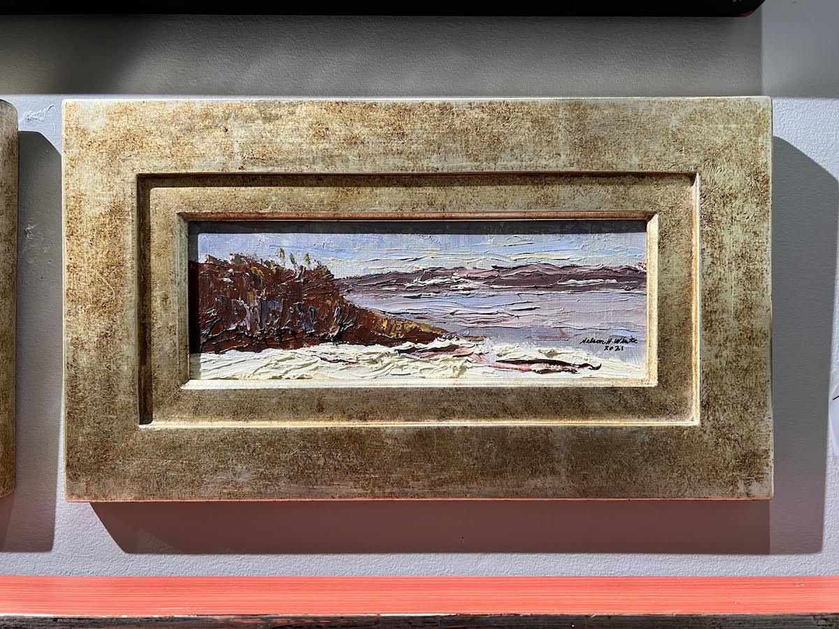 Pequeño óleo de 4 x 11 pulgadas del impresionista estadounidense Nelson Holbrook White. Pintando espesamente con espátula, White utiliza la textura de la pintura para acentuar los temas de sus composiciones. Un paisaje impresionista de playa y mar