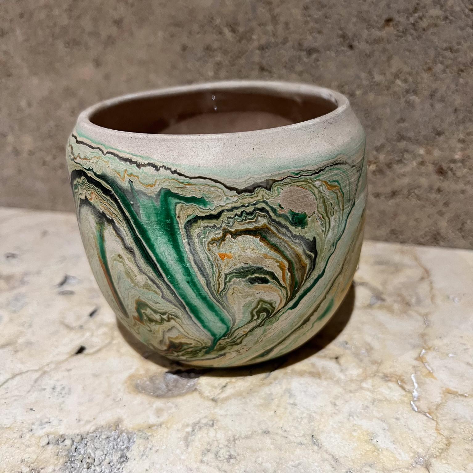 Nemadji Native Indian Art Pottery Vaso in ceramica verde marrone
4,13 h x 4,75 di diametro
Originale d'epoca, fare riferimento alle immagini elencate.