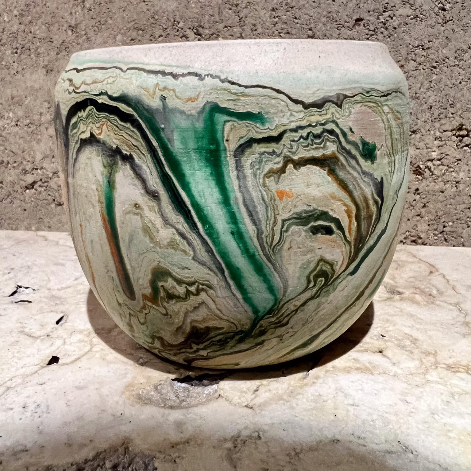 Mid-Century moderno Nemadji Ceramic Indian Art Pottery Vaso verde marrone Moose Lake in vendita