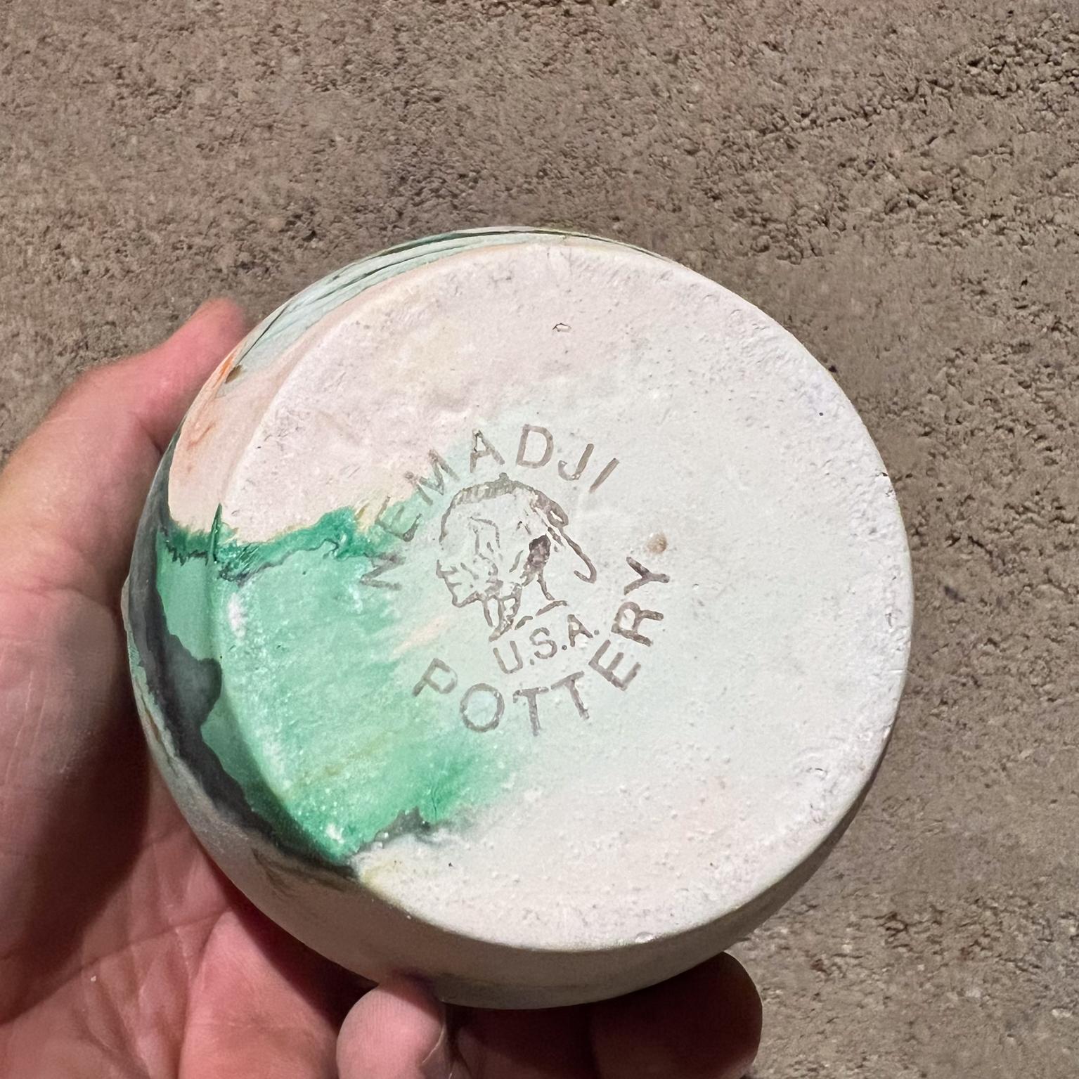 Mid-Century moderno Nemadji Ceramic Indian Art Pottery Vaso verde arancione Moose Lake in vendita
