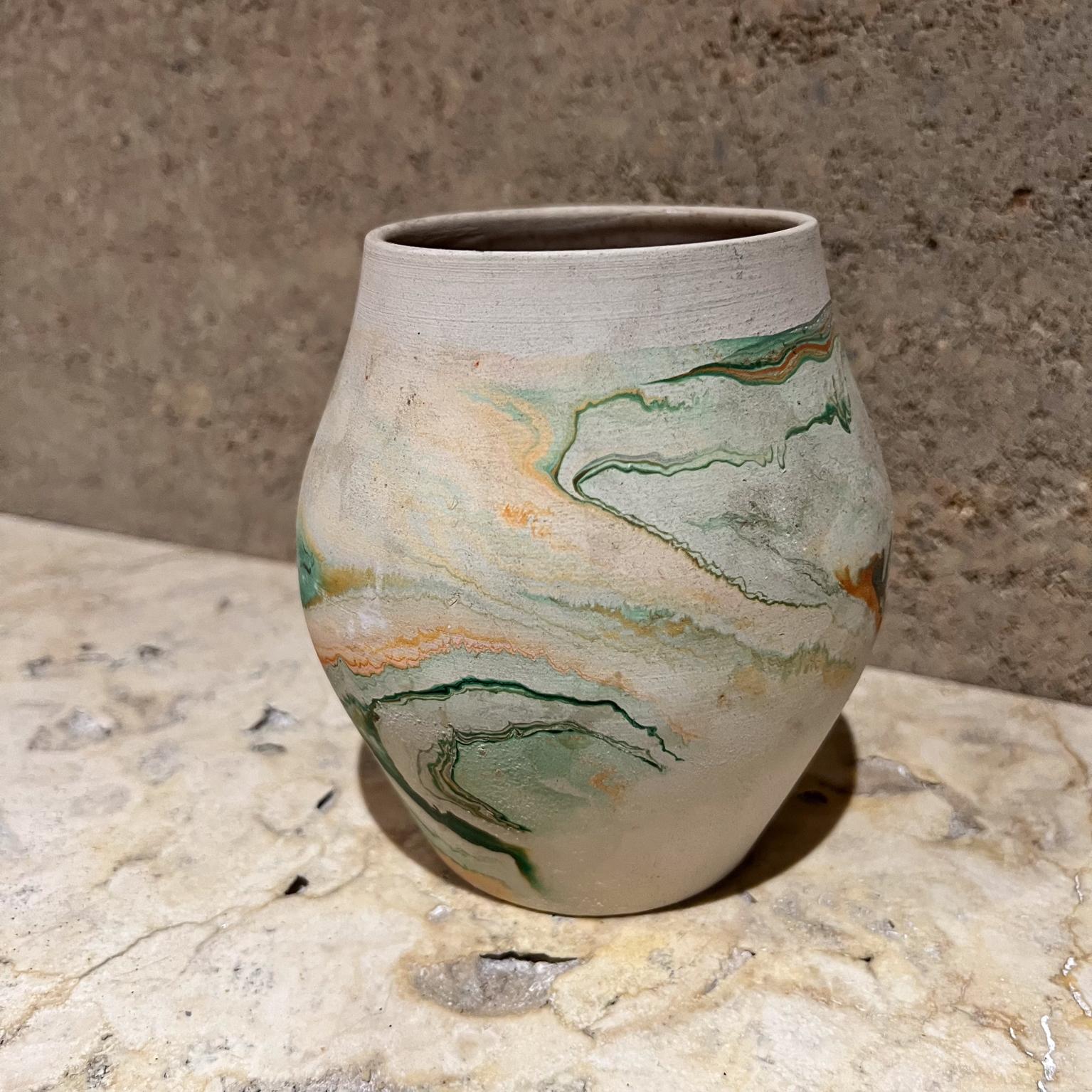 XX secolo Nemadji Ceramic Indian Art Pottery Vaso verde arancione Moose Lake in vendita