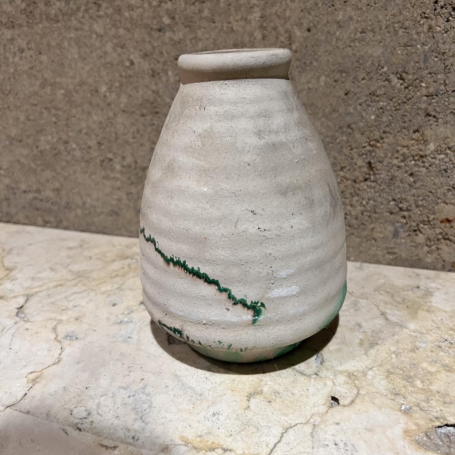 Vintage Nemadji Native Indian Art Pottery Ceramic Green Vase
6 h x 4,5 diamètre
Original vintage, se référer aux images listées.