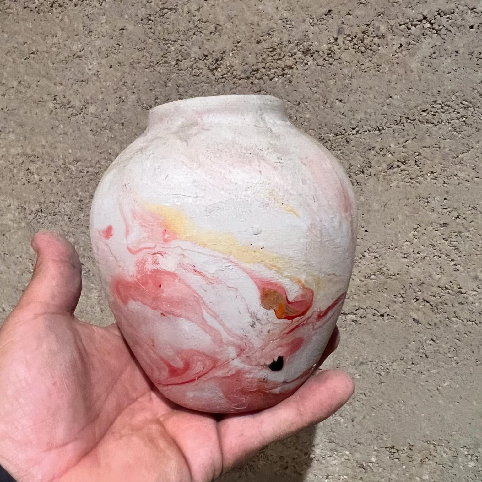 Vintage Nemadji Native Indian Art Pottery Ceramic Pink Vase
5,25 h x 4,38 diamètre
Original vintage, se référer aux images listées.