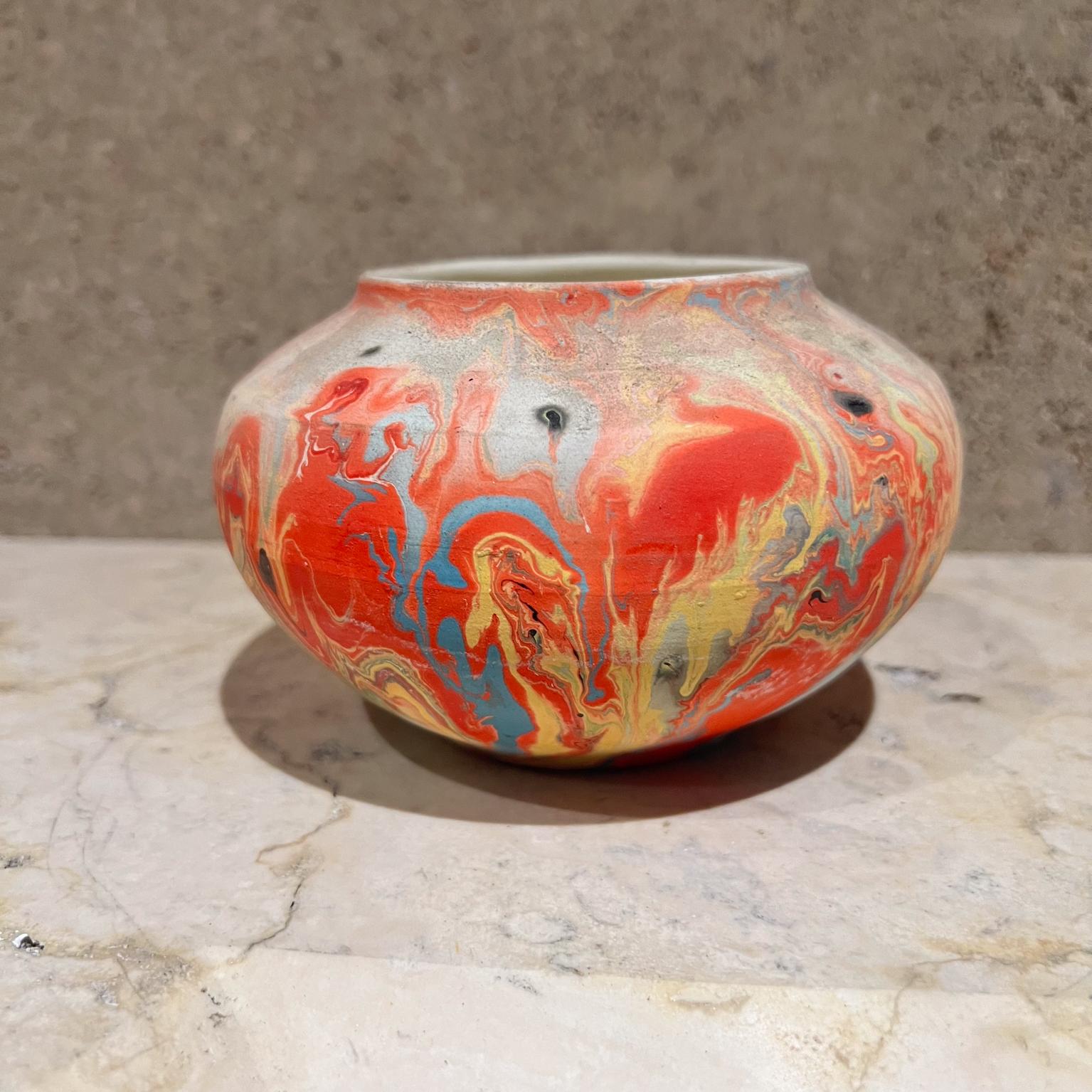 Vaso vintage in ceramica rossa Nemadji Indian Art Pottery
3,5 h x 5 di diametro
Originale d'epoca, fare riferimento alle immagini elencate.