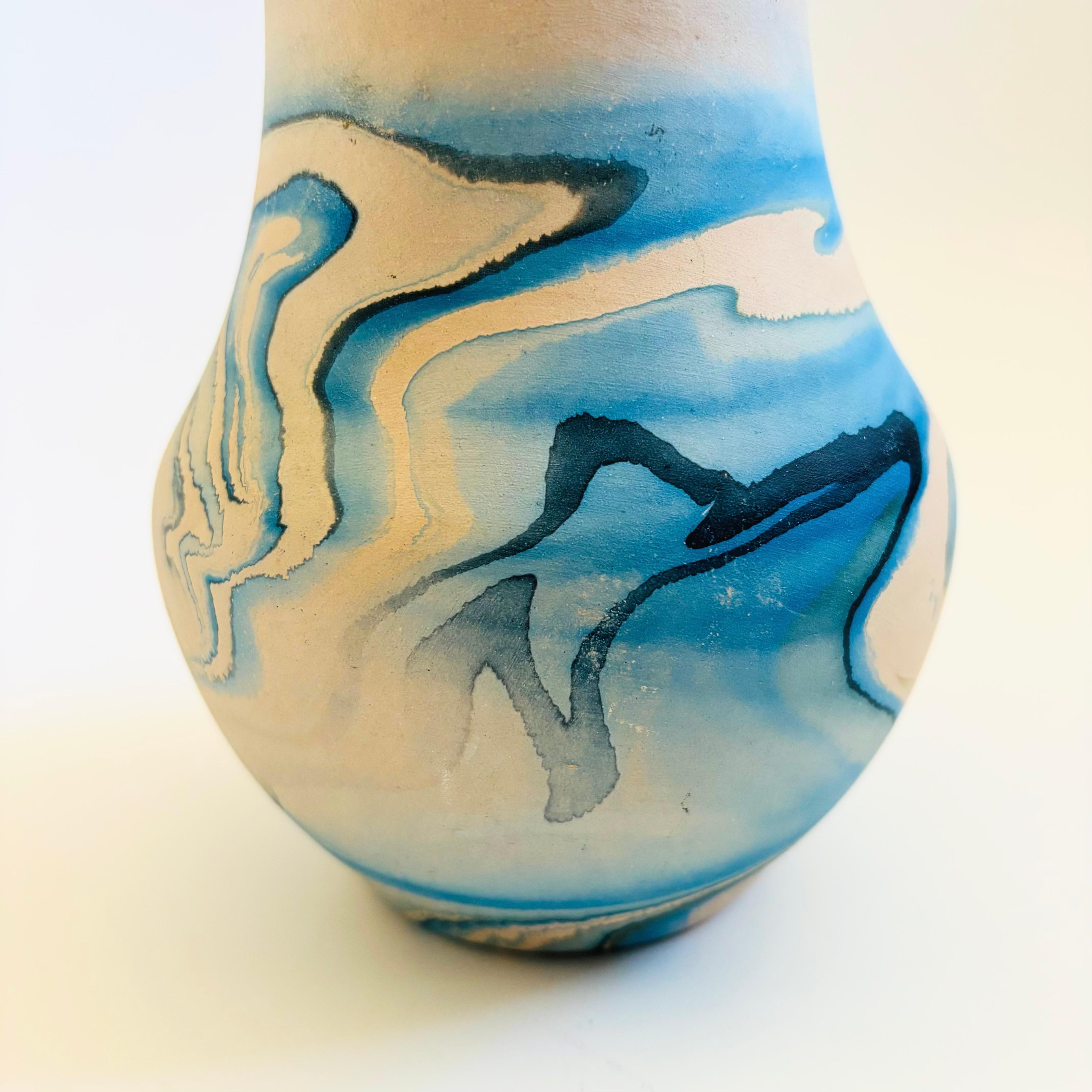 Americano Vaso di ceramica Nemadji - Vortici blu in vendita